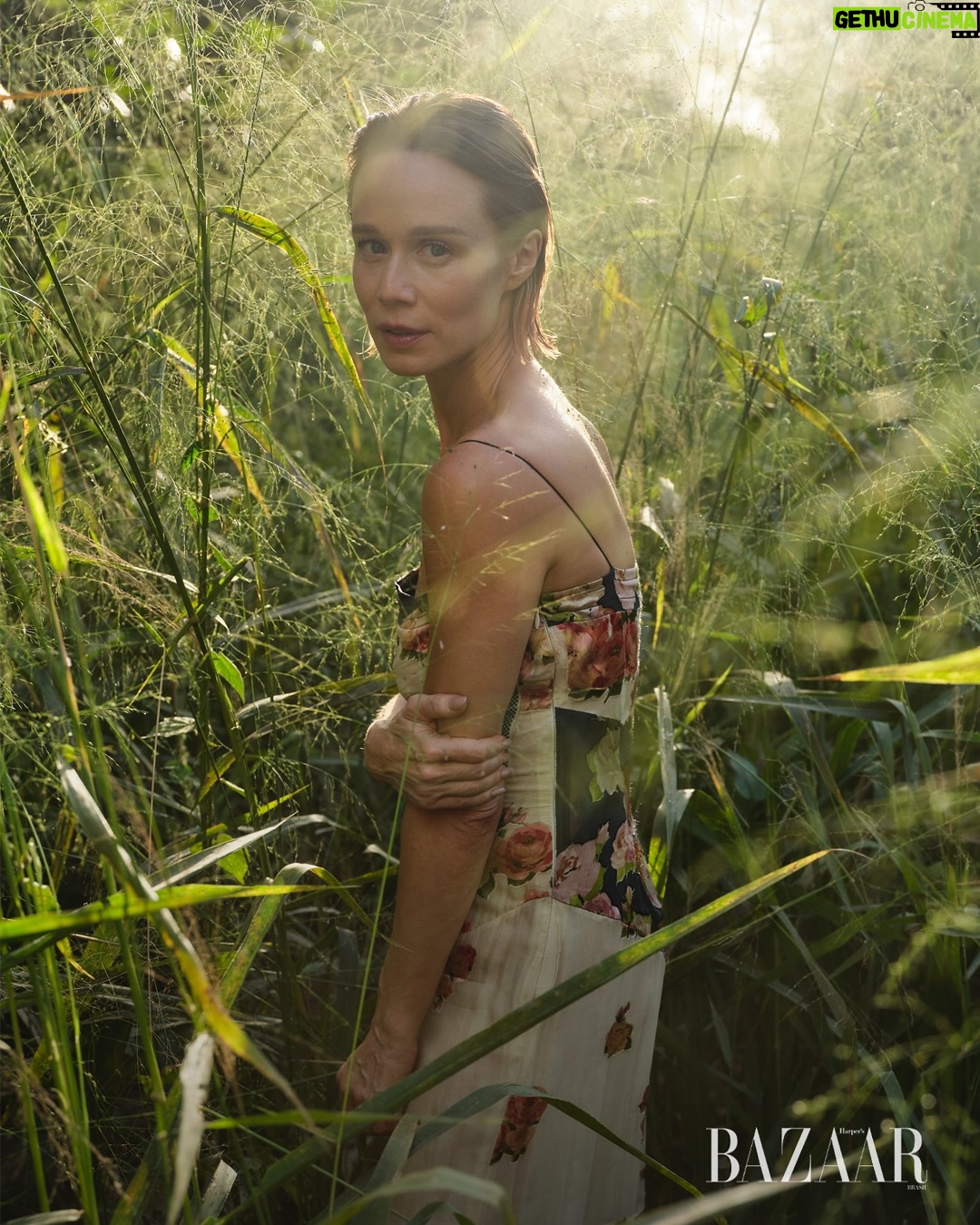 Mariana Ximenes - 1.4K Likes - Capa da #BAZAAROutubro, @marianaximenes se une ao legado de Lélia e Sebastião Salgado para transformar consciência ambiental em ação. Entre as árvores do Instituto Terra, onde uma fazenda degradada virou floresta viva, a atriz reencontra suas raízes e reflete sobre o poder da regeneração, O editorial exclusivo clicado em meio à vegetação renascida do Vale do Rio Doce, é um gesto de amor à natureza e à arte, e mostra uma Mariana mais conectada, inteira e militante.

Leia a matéria completa no site da BAZAAR e descubra como moda, ativismo e afeto se entrelaçam nessa história de recomeço. #MarianaXimenesNaBAZAAR
***
Fotografia: @josefinabietti
Styling: @carlosesser
Beleza: @casagrandegui
Texto: @alefarah
Direção de arte: @ykleinmori
Retouch: @gpretouching
Assistente de foto: @marinanajjar
Assistente de beleza: @danniquess
Agradecimento especial: Instituto Terra, Lélia Salgado, @juliano_r_salgado e Rodrigo Salgado
Equipe Instituto Terra: @‌quemario @carolina.sampaio Caroline Siloto, Gederson Felisberto da Silva (Dedi), Marcos Garcia Lopes (Marquinhos), Moisés Marcelino (@viveiroeconativas), Heriklis Douglas, @jovanderpito e Victoria Pimenta