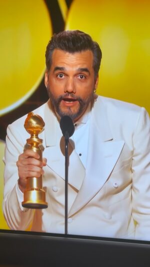 Mariana Ximenes Instagram - Viva Wagner!!! Emoção inenarrável de ver o @goldenglobes na mão dele!  Além de todo o absurdo de talento, ele é um ser humano extraordinário! Viva a nobreza de sua alma! Valores - isso é o que realmente importa!  #Vivaocinemabrasileiro 🇧🇷❤️ Viva o filmaço de #klebermendonçafilho @oagentesecreto_filme @thesecretagentfilm