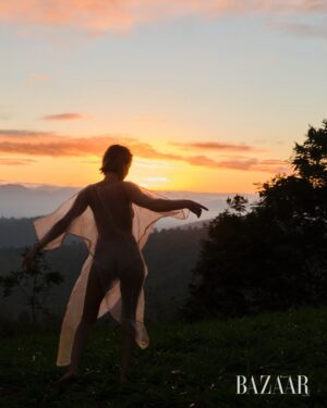 Mariana Ximenes Instagram - Capa da #BAZAAROutubro, @marianaximenes se une ao legado de Lélia e Sebastião Salgado para transformar consciência ambiental em ação. Entre as árvores do Instituto Terra, onde uma fazenda degradada virou floresta viva, a atriz reencontra suas raízes e reflete sobre o poder da regeneração, O editorial exclusivo clicado em meio à vegetação renascida do Vale do Rio Doce, é um gesto de amor à natureza e à arte, e mostra uma Mariana mais conectada, inteira e militante.

Leia a matéria completa no site da BAZAAR e descubra como moda, ativismo e afeto se entrelaçam nessa história de recomeço. #MarianaXimenesNaBAZAAR
***
Fotografia: @josefinabietti
Styling: @carlosesser
Beleza: @casagrandegui
Texto: @alefarah
Direção de arte: @ykleinmori
Retouch: @gpretouching
Assistente de foto: @marinanajjar
Assistente de beleza: @danniquess
Agradecimento especial: Instituto Terra, Lélia Salgado, @juliano_r_salgado e Rodrigo Salgado
Equipe Instituto Terra: @‌quemario @carolina.sampaio Caroline Siloto, Gederson Felisberto da Silva (Dedi), Marcos Garcia Lopes (Marquinhos), Moisés Marcelino (@viveiroeconativas), Heriklis Douglas, @jovanderpito e Victoria Pimenta