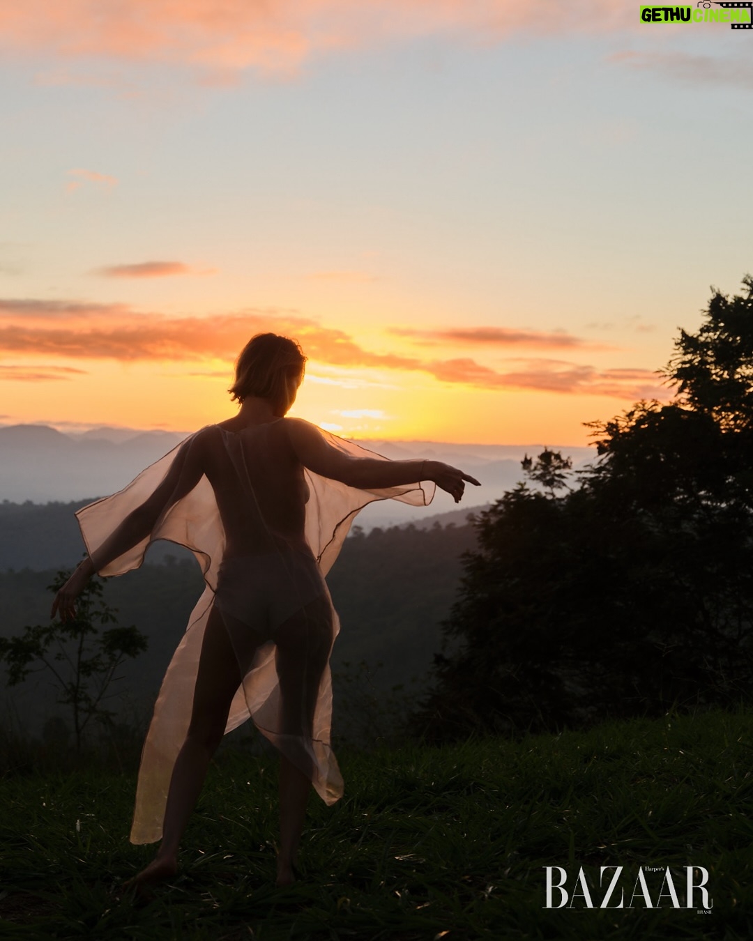 Mariana Ximenes - 1.4K Likes - Capa da #BAZAAROutubro, @marianaximenes se une ao legado de Lélia e Sebastião Salgado para transformar consciência ambiental em ação. Entre as árvores do Instituto Terra, onde uma fazenda degradada virou floresta viva, a atriz reencontra suas raízes e reflete sobre o poder da regeneração, O editorial exclusivo clicado em meio à vegetação renascida do Vale do Rio Doce, é um gesto de amor à natureza e à arte, e mostra uma Mariana mais conectada, inteira e militante.

Leia a matéria completa no site da BAZAAR e descubra como moda, ativismo e afeto se entrelaçam nessa história de recomeço. #MarianaXimenesNaBAZAAR
***
Fotografia: @josefinabietti
Styling: @carlosesser
Beleza: @casagrandegui
Texto: @alefarah
Direção de arte: @ykleinmori
Retouch: @gpretouching
Assistente de foto: @marinanajjar
Assistente de beleza: @danniquess
Agradecimento especial: Instituto Terra, Lélia Salgado, @juliano_r_salgado e Rodrigo Salgado
Equipe Instituto Terra: @‌quemario @carolina.sampaio Caroline Siloto, Gederson Felisberto da Silva (Dedi), Marcos Garcia Lopes (Marquinhos), Moisés Marcelino (@viveiroeconativas), Heriklis Douglas, @jovanderpito e Victoria Pimenta