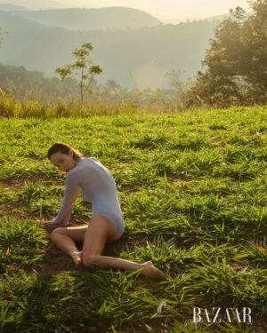Mariana Ximenes Instagram - Capa da #BAZAAROutubro, @marianaximenes se une ao legado de Lélia e Sebastião Salgado para transformar consciência ambiental em ação. Entre as árvores do Instituto Terra, onde uma fazenda degradada virou floresta viva, a atriz reencontra suas raízes e reflete sobre o poder da regeneração, O editorial exclusivo clicado em meio à vegetação renascida do Vale do Rio Doce, é um gesto de amor à natureza e à arte, e mostra uma Mariana mais conectada, inteira e militante.

Leia a matéria completa no site da BAZAAR e descubra como moda, ativismo e afeto se entrelaçam nessa história de recomeço. #MarianaXimenesNaBAZAAR
***
Fotografia: @josefinabietti
Styling: @carlosesser
Beleza: @casagrandegui
Texto: @alefarah
Direção de arte: @ykleinmori
Retouch: @gpretouching
Assistente de foto: @marinanajjar
Assistente de beleza: @danniquess
Agradecimento especial: Instituto Terra, Lélia Salgado, @juliano_r_salgado e Rodrigo Salgado
Equipe Instituto Terra: @‌quemario @carolina.sampaio Caroline Siloto, Gederson Felisberto da Silva (Dedi), Marcos Garcia Lopes (Marquinhos), Moisés Marcelino (@viveiroeconativas), Heriklis Douglas, @jovanderpito e Victoria Pimenta