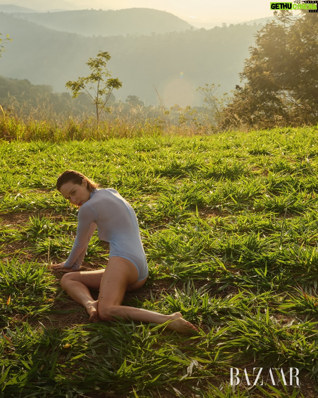 Mariana Ximenes - 1.4K Likes - Capa da #BAZAAROutubro, @marianaximenes se une ao legado de Lélia e Sebastião Salgado para transformar consciência ambiental em ação. Entre as árvores do Instituto Terra, onde uma fazenda degradada virou floresta viva, a atriz reencontra suas raízes e reflete sobre o poder da regeneração, O editorial exclusivo clicado em meio à vegetação renascida do Vale do Rio Doce, é um gesto de amor à natureza e à arte, e mostra uma Mariana mais conectada, inteira e militante.

Leia a matéria completa no site da BAZAAR e descubra como moda, ativismo e afeto se entrelaçam nessa história de recomeço. #MarianaXimenesNaBAZAAR
***
Fotografia: @josefinabietti
Styling: @carlosesser
Beleza: @casagrandegui
Texto: @alefarah
Direção de arte: @ykleinmori
Retouch: @gpretouching
Assistente de foto: @marinanajjar
Assistente de beleza: @danniquess
Agradecimento especial: Instituto Terra, Lélia Salgado, @juliano_r_salgado e Rodrigo Salgado
Equipe Instituto Terra: @‌quemario @carolina.sampaio Caroline Siloto, Gederson Felisberto da Silva (Dedi), Marcos Garcia Lopes (Marquinhos), Moisés Marcelino (@viveiroeconativas), Heriklis Douglas, @jovanderpito e Victoria Pimenta