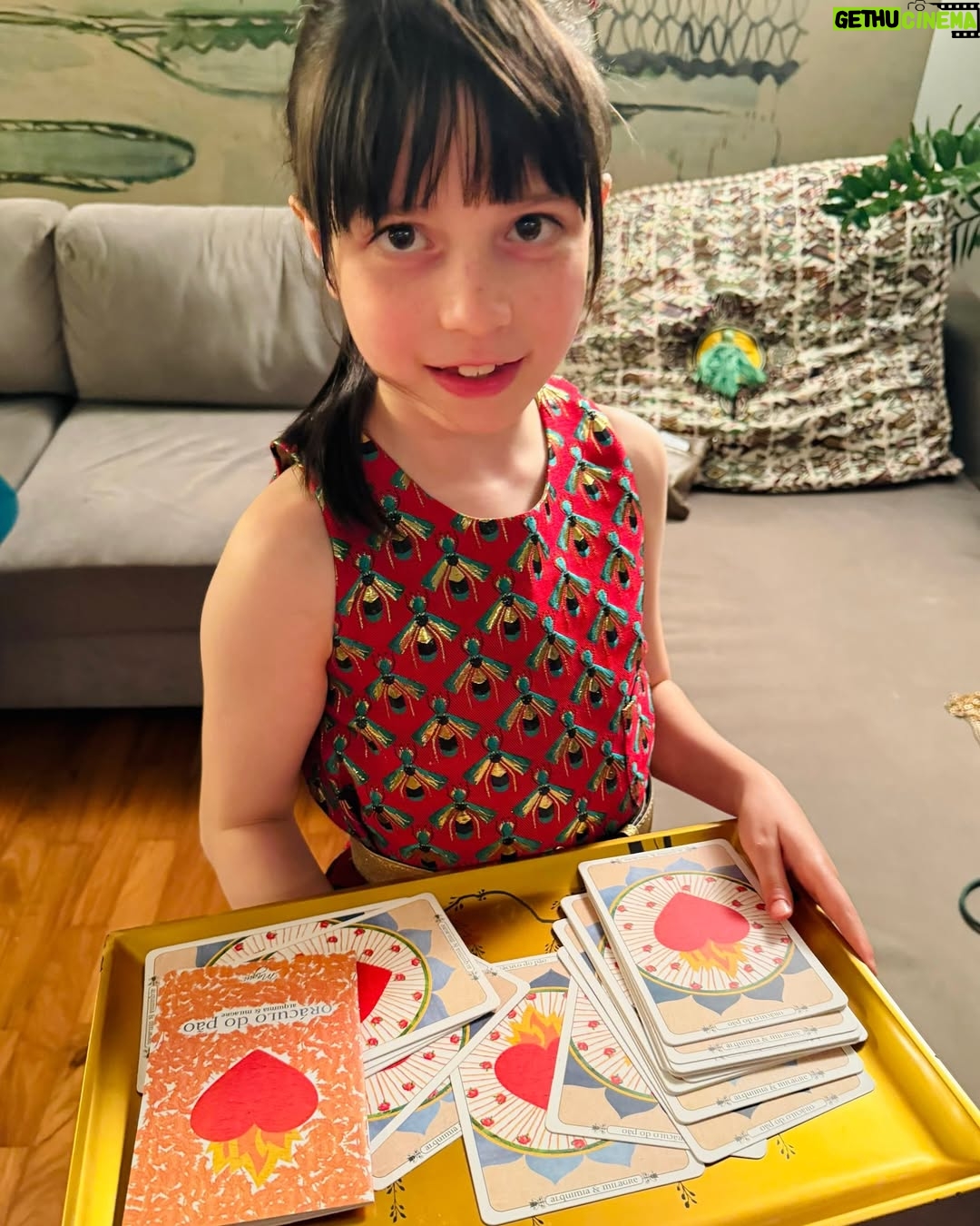 Mariana Ximenes - 3 Likes - Registros de um natal carinhoso em família.
Prometi para minha avó Dorothea que manteria a tradição de nos unirmos nessa data tão simbólica. 
Adoro ser a anfitriã dessa celebração, mas fico tão dedicada que só consegui passar por aqui agora, já no finalzinho do dia… 😉
Mas sempre é tempo de desejar amor, união & paz!
Feliz natal! ❤️