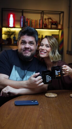 Mariana Ximenes Instagram - Se você ainda não segue o @osnordestinospelomundo a hora é essa! 😎✨

🌍✨ No nosso novo episódio, recebemos a maravilhosa @marianaximenes pra um papo que foi muito além dos bastidores do audiovisual. Foi memória afetiva, emoção e raizes! 💫

Você já conhece a atriz premiada, versátil, consagrada nas novelas e no cinema. Mas você sabia que o coração da Mariana tem um pedacinho do Ceará? 

Neste episódio, ela relembra as origens da família em Sobral e Groaíras, fala da infância com sabor de seriguela, da ligação com a terra da mãe e da emoção de ser homenageada no 35º Cine Ceará. 🧡 

💬 Uma conversa massa e que mostra o poder da arte e da cultura — do jeitinho que a gente ama.

🎧 O episódio completo já está disponível no YouTube, Spotify e no link da bio. Corre pra dar o play!

👇 Agora conta pra gente aqui nos comentários:
Qual personagem da Mariana mais marcou a sua vida? Vamos relembrar juntos essas histórias que ficaram na memória do Brasil! 🇧🇷❤️