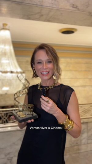 Mariana Ximenes Instagram - ☀️ Na abertura do 35º Cine Ceará, Mariana Ximenes recebeu o Troféu Eusélio Oliveira das mãos do cineasta Halder Gomes! No seu discurso, a atriz honrou suas origens no Ceará e celebrou este ser o primeiro troféu de homenagem que ela recebe por sua carreira que segue em plena construção.

O 35º Cine Ceará está só começando! Acesse o site para conferir a programação completa: www.cineceara.

O 35º Cine Ceará é uma realização do Ministério da Cultura, por meio da Secretaria do Audiovisual e da Política Nacional Aldir Blanc (PNAB); da Associação Cultural Cine Ceará; e da Bucanero Filmes. Tem o apoio institucional do Governo do Ceará, por meio da Secretaria da Cultura, via Mecenas do Ceará e Edital de Festivais Culturais Calendarizados (PNAB); e da Universidade Federal do Ceará, via Casa Amarela Eusélio Oliveira. Conta ainda com o apoio do Banco do Nordeste, do Complexo Portuário do Pecém, do Grupo Edson Queiroz, da Freitas e da Dominus Imobiliária e Corretora de Seguros, através da Lei Rouanet. Tem patrocínio da Enel e Cegás através do Mecenato Estadual. Apoio: Câmara Municipal de Fortaleza. Patrocínio: Assembleia Legislativa do Estado do Ceará.