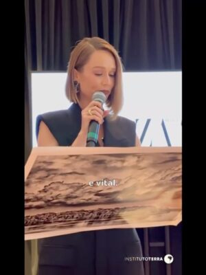 Mariana Ximenes Instagram - Ao longo dos últimos meses, venho me envolvendo de forma cada vez mais próxima como embaixadora do @institutoterraoficial aprofundando meus aprendizados sobre a pauta ambiental e a urgência da preservação da natureza e das nascentes dos nossos rios.

Esse caminho tem sido construído com escuta, estudo e troca. Compartilho aqui um pouco do encontro liderado pela Bazaar Interiors, um primeiro movimento para plantar essa semente de consciência e ampliar diálogos necessários.

Divido também uma notícia muito especial: estou produzindo um documentário sobre a força, a visão e a inspiração que Lélia Salgado tem oferecido a tantas de nós ao longo dos anos; uma mulher profundamente visionária, cuja potência atravessa o tempo.

O projeto se chama Mãe Terra e vocês ainda vão ouvir muito falar dele por aqui. Conto com vocês para, juntos, aprendermos a olhar com mais atenção para essa urgência, no país que respiramos e no mundo que compartilhamos.