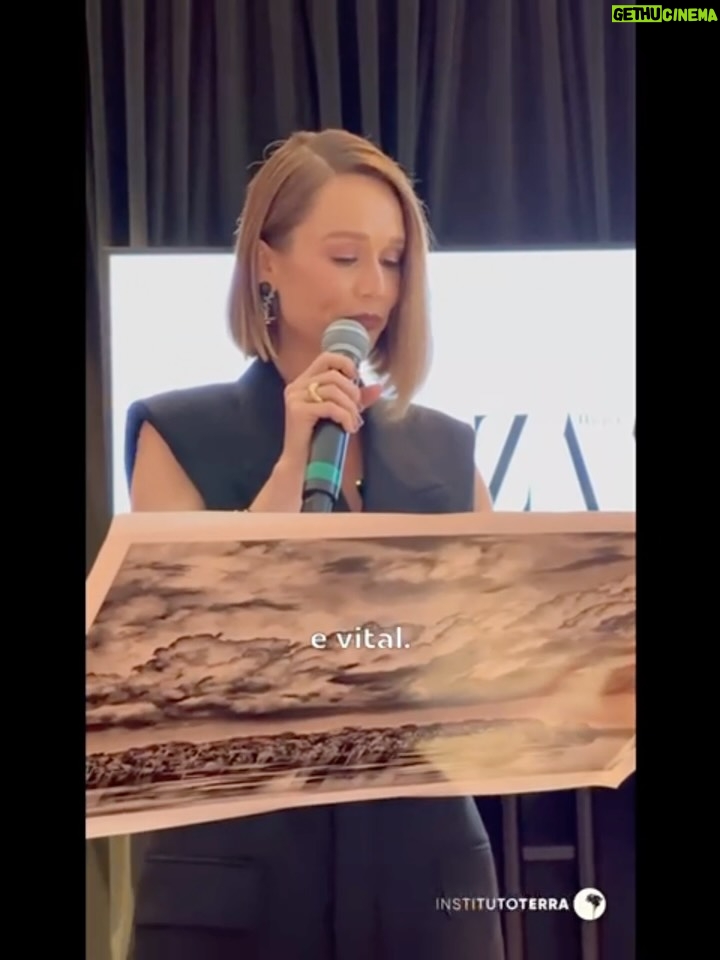 Mariana Ximenes - 3 Likes - Ao longo dos últimos meses, venho me envolvendo de forma cada vez mais próxima como embaixadora do @institutoterraoficial aprofundando meus aprendizados sobre a pauta ambiental e a urgência da preservação da natureza e das nascentes dos nossos rios.

Esse caminho tem sido construído com escuta, estudo e troca. Compartilho aqui um pouco do encontro liderado pela Bazaar Interiors, um primeiro movimento para plantar essa semente de consciência e ampliar diálogos necessários.

Divido também uma notícia muito especial: estou produzindo um documentário sobre a força, a visão e a inspiração que Lélia Salgado tem oferecido a tantas de nós ao longo dos anos; uma mulher profundamente visionária, cuja potência atravessa o tempo.

O projeto se chama Mãe Terra e vocês ainda vão ouvir muito falar dele por aqui. Conto com vocês para, juntos, aprendermos a olhar com mais atenção para essa urgência, no país que respiramos e no mundo que compartilhamos.