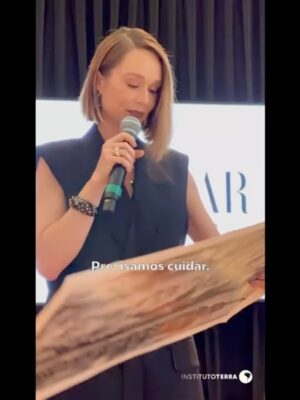 Mariana Ximenes Instagram - Ao longo dos últimos meses, venho me envolvendo de forma cada vez mais próxima como embaixadora do @institutoterraoficial aprofundando meus aprendizados sobre a pauta ambiental e a urgência da preservação da natureza e das nascentes dos nossos rios.

Esse caminho tem sido construído com escuta, estudo e troca. Compartilho aqui um pouco do encontro liderado pela Bazaar Interiors, um primeiro movimento para plantar essa semente de consciência e ampliar diálogos necessários.

Divido também uma notícia muito especial: estou produzindo um documentário sobre a força, a visão e a inspiração que Lélia Salgado tem oferecido a tantas de nós ao longo dos anos; uma mulher profundamente visionária, cuja potência atravessa o tempo.

O projeto se chama Mãe Terra e vocês ainda vão ouvir muito falar dele por aqui. Conto com vocês para, juntos, aprendermos a olhar com mais atenção para essa urgência, no país que respiramos e no mundo que compartilhamos.