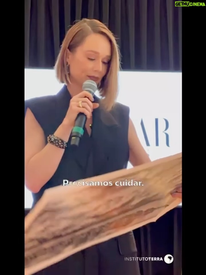 Mariana Ximenes - 3 Likes - Ao longo dos últimos meses, venho me envolvendo de forma cada vez mais próxima como embaixadora do @institutoterraoficial aprofundando meus aprendizados sobre a pauta ambiental e a urgência da preservação da natureza e das nascentes dos nossos rios.

Esse caminho tem sido construído com escuta, estudo e troca. Compartilho aqui um pouco do encontro liderado pela Bazaar Interiors, um primeiro movimento para plantar essa semente de consciência e ampliar diálogos necessários.

Divido também uma notícia muito especial: estou produzindo um documentário sobre a força, a visão e a inspiração que Lélia Salgado tem oferecido a tantas de nós ao longo dos anos; uma mulher profundamente visionária, cuja potência atravessa o tempo.

O projeto se chama Mãe Terra e vocês ainda vão ouvir muito falar dele por aqui. Conto com vocês para, juntos, aprendermos a olhar com mais atenção para essa urgência, no país que respiramos e no mundo que compartilhamos.