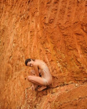 Mariana Ximenes Instagram - Honrada e feliz por poder amplificar uma pauta tão importante e urgente: a necessidade de olharmos para o meio ambiente e regenerarmos nossa mata nativa.
Junto ao @institutoterraoficial, fundado e idealizado pela querida Lélia Wanick Salgado e por Sebastião Salgado em 1998, na fazenda que pertencia à família do fotógrafo, em Aimorés (MG), esse espaço de estudo e regeneração já plantou mais de três milhões de árvores e nos faz acreditar na transformação que nasce da consciência, da paciência e da ação com afeto.

Sustentabilidade é sobrevivência.

Precisamos cuidar de nós e de tudo que nos cerca: do ar que respiramos, da terra que nos alimenta, das árvores e das florestas que equilibram o clima e sustentam a vida. Essa consciência tem crescido em mim a cada dia.

Tive a honra de ser capa da Bazaar deste mês, ao lado de uma equipe fantástica, com imagens feitas no Instituto Terra, uma iniciativa que mostra, com resultados concretos, que é possível regenerar o que parecia perdido.
Foram recuperados mais de 700 hectares de Mata Atlântica e nascentes de mais de 150 rios.
Essa é a prova viva de que a verdadeira beleza está em restaurar o equilíbrio entre o ser humano e a natureza.

Fotografia: @josefinabietti
Styling: @carlosesser
Beleza: @casagrandegui
Texto: @alefarah
Direção de arte: @ykleinmori
Retouch: @gpretouching
Assistente de foto: @marinanajjar
Assistente de beleza: @danniquess
Agradecimento especial: Instituto Terra, Lélia Salgado, @juliano_r_salgado e Rodrigo Salgado

Equipe Instituto Terra: @_quemario_, @carol.ina_sampaio, Caroline Siloto, Gederson Felisberto da Silva (Dedi), Marcos Garcia Lopes (Marquinhos), Moisés Marcelino (@viveiroeconativas), Heriklis Douglas, @jovanderpito e Victoria Pimenta

Realização: Mariana Ximenes e Cristiano Pio de Almeida @cristiano_0901