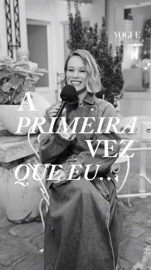 Mariana Ximenes Instagram - #VogueNaPFW: A primeira vez que eu... vivi uma protagonista? Fiz um teste para um papel? Percebi que queria ser atriz? @MarianaXimenes relembrou algumas de suas “primeiras vezes” em conversa com a Vogue — de um sonho profissional realizado ao lado de grandes nomes da atuação ao primeiro item de moda com valor sentimental (um chapéu que pertencia a Catherine Deneuve, desenhado por Yves Saint Laurent e arrematado em um leilão) - durante a semana de moda de Paris, antes do desfile da @IsabelMarant, marca que pode ser encontrada no Brasil no @shopsjardins. Dê o play para conferir! (coordenação digital: @luxas_____; entrevista: @amandhagaio; captação de vídeo: @deko__, @ag.newyork; edição: @vinisspe)