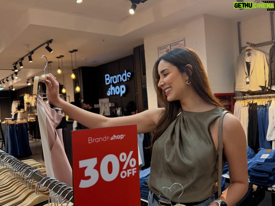Mariángel Villasmil - 1.1K Likes - Enero es para organizarse y priorizar. ✨ Si tienes algo pendiente por comprar o renovar, los descuentos de @tusambilmcbo son una buena opción para tus compras inteligentes. 🛍️

Yo me fui a dar una vuelta por el mall para distraerme un poco jaja y aquí te muestro algunos de los descuentos de esta temporada🫶🏻👀