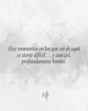 Mariángel Villasmil Instagram - Ser de aquí hoy se siente intenso, confuso y profundamente sentido🇻🇪❤️
Cuidarnos emocionalmente también es una forma de seguir adelante 🤍