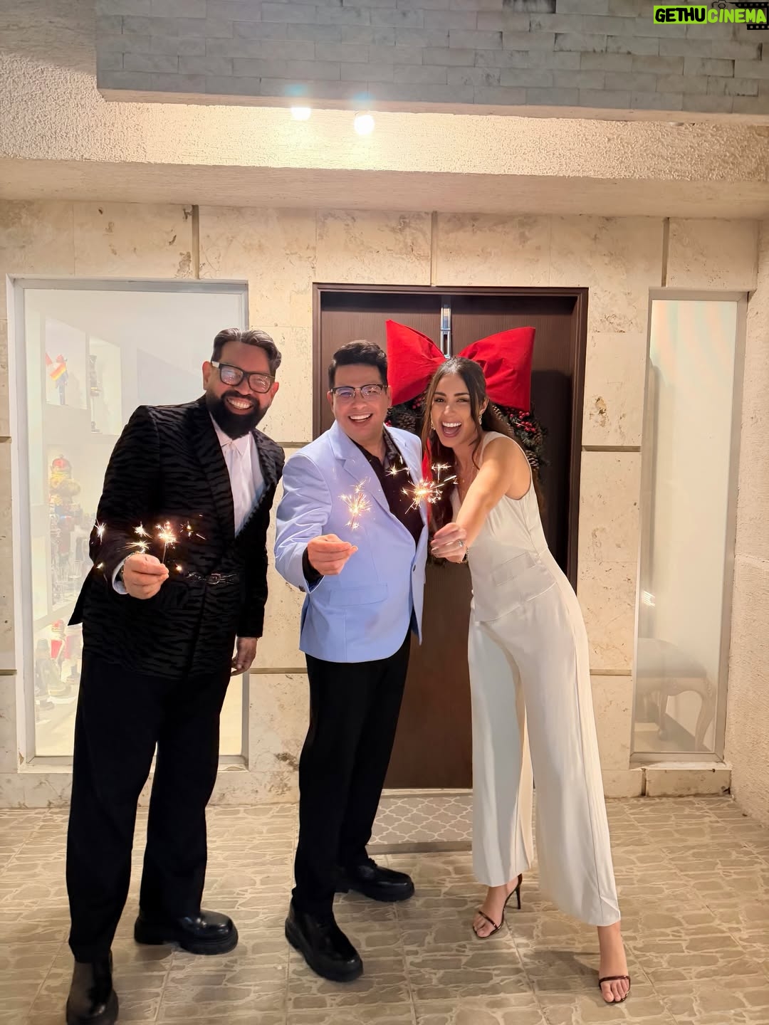 Mariángel Villasmil - 1.7K Likes - Happy New Year🥂✨ les deseo un 2026 espectacular🙏🏻

Por un 2026 con la familia juntaaaaa🙏🏻❤️‍🩹🇻🇪