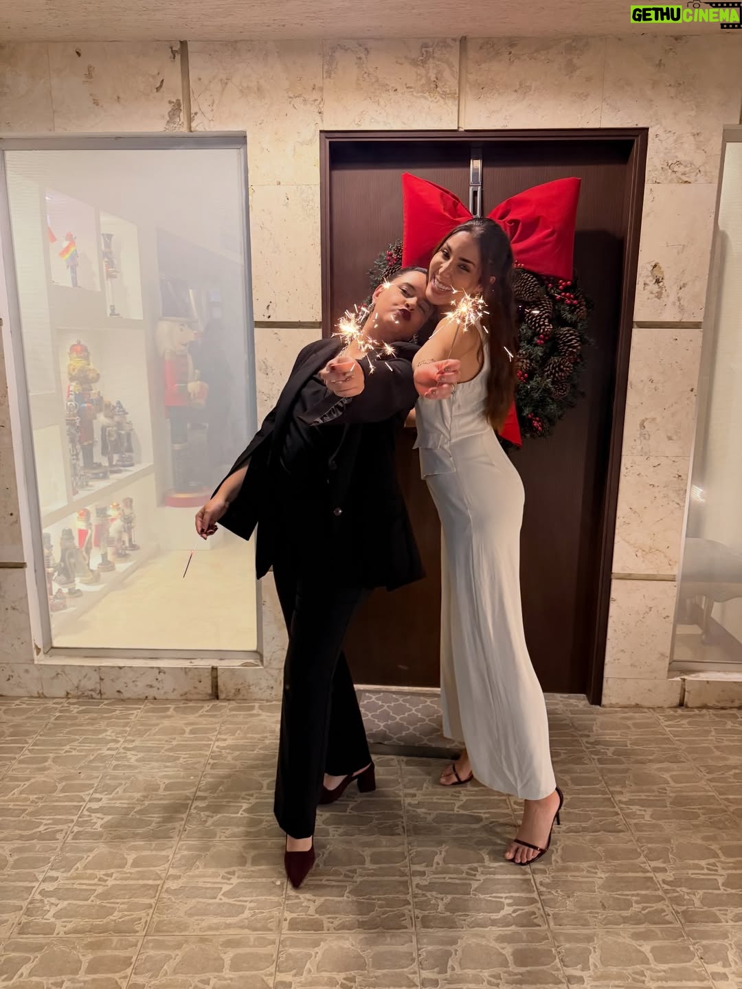 Mariángel Villasmil - 1.7K Likes - Happy New Year🥂✨ les deseo un 2026 espectacular🙏🏻

Por un 2026 con la familia juntaaaaa🙏🏻❤️‍🩹🇻🇪