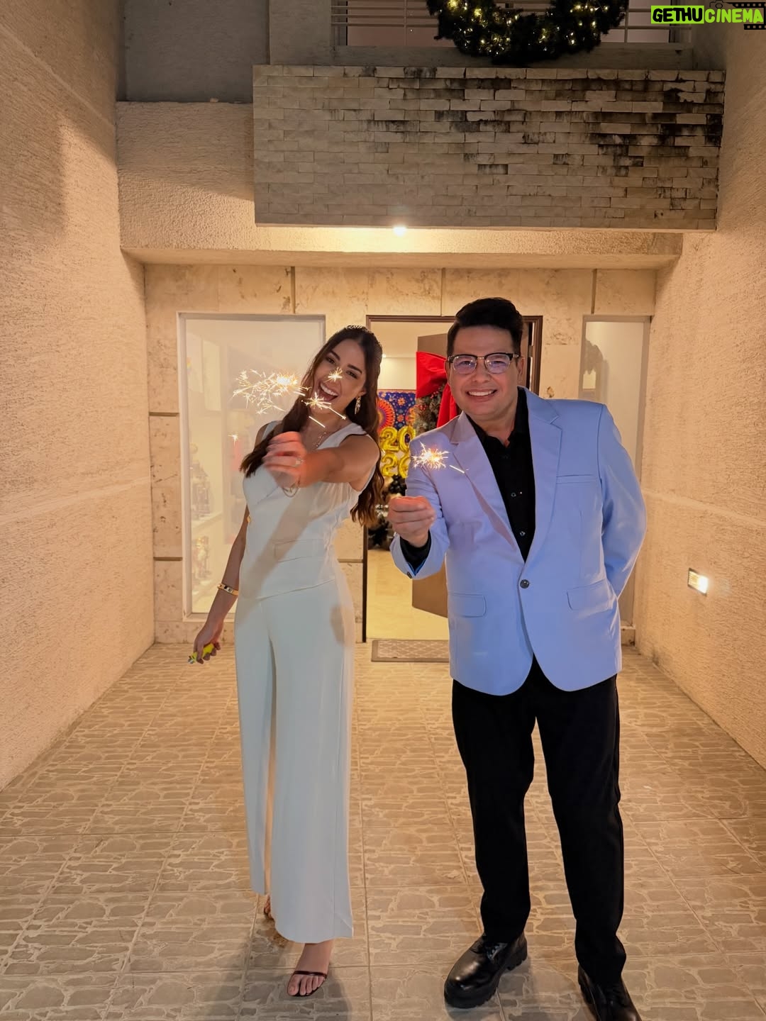 Mariángel Villasmil - 1.7K Likes - Happy New Year🥂✨ les deseo un 2026 espectacular🙏🏻

Por un 2026 con la familia juntaaaaa🙏🏻❤️‍🩹🇻🇪