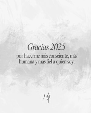 Mariángel Villasmil Instagram - 2025 no fue perfecto,
pero fue honesto.
Y eso, para mí, lo fue todo 🤍
Si llegaste hasta aquí, gracias por estar, por no rendirte ante lo retador que haya podido ser este año🫶🏻💫
Vamos por un 2026 brillante 💫