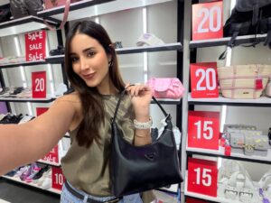 Mariángel Villasmil Instagram - Enero es para organizarse y priorizar. ✨ Si tienes algo pendiente por comprar o renovar, los descuentos de @tusambilmcbo son una buena opción para tus compras inteligentes. 🛍️
Yo me fui a dar una vuelta por el mall para distraerme un poco jaja y aquí te muestro algunos de los descuentos de esta temporada🫶🏻👀
