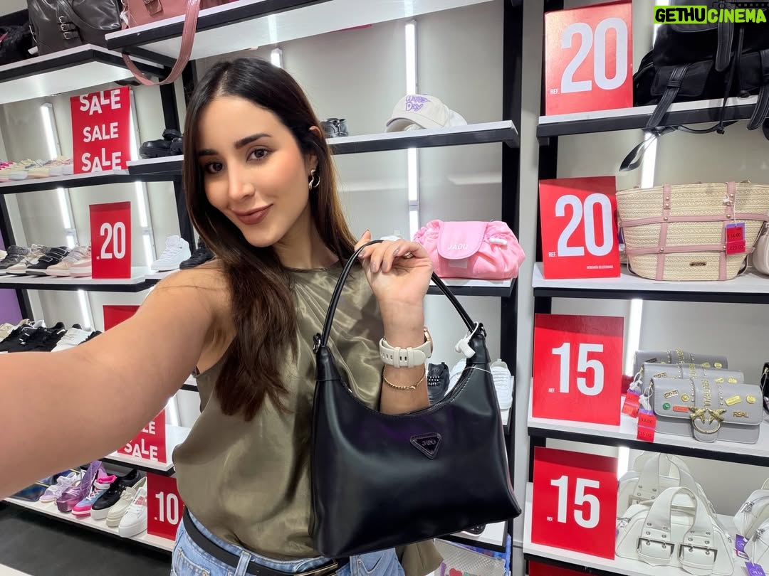 Mariángel Villasmil - 1.1K Likes - Enero es para organizarse y priorizar. ✨ Si tienes algo pendiente por comprar o renovar, los descuentos de @tusambilmcbo son una buena opción para tus compras inteligentes. 🛍️

Yo me fui a dar una vuelta por el mall para distraerme un poco jaja y aquí te muestro algunos de los descuentos de esta temporada🫶🏻👀