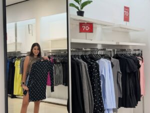 Mariángel Villasmil Instagram - Enero es para organizarse y priorizar. ✨ Si tienes algo pendiente por comprar o renovar, los descuentos de @tusambilmcbo son una buena opción para tus compras inteligentes. 🛍️
Yo me fui a dar una vuelta por el mall para distraerme un poco jaja y aquí te muestro algunos de los descuentos de esta temporada🫶🏻👀