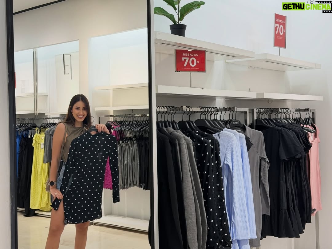 Mariángel Villasmil - 1.1K Likes - Enero es para organizarse y priorizar. ✨ Si tienes algo pendiente por comprar o renovar, los descuentos de @tusambilmcbo son una buena opción para tus compras inteligentes. 🛍️

Yo me fui a dar una vuelta por el mall para distraerme un poco jaja y aquí te muestro algunos de los descuentos de esta temporada🫶🏻👀