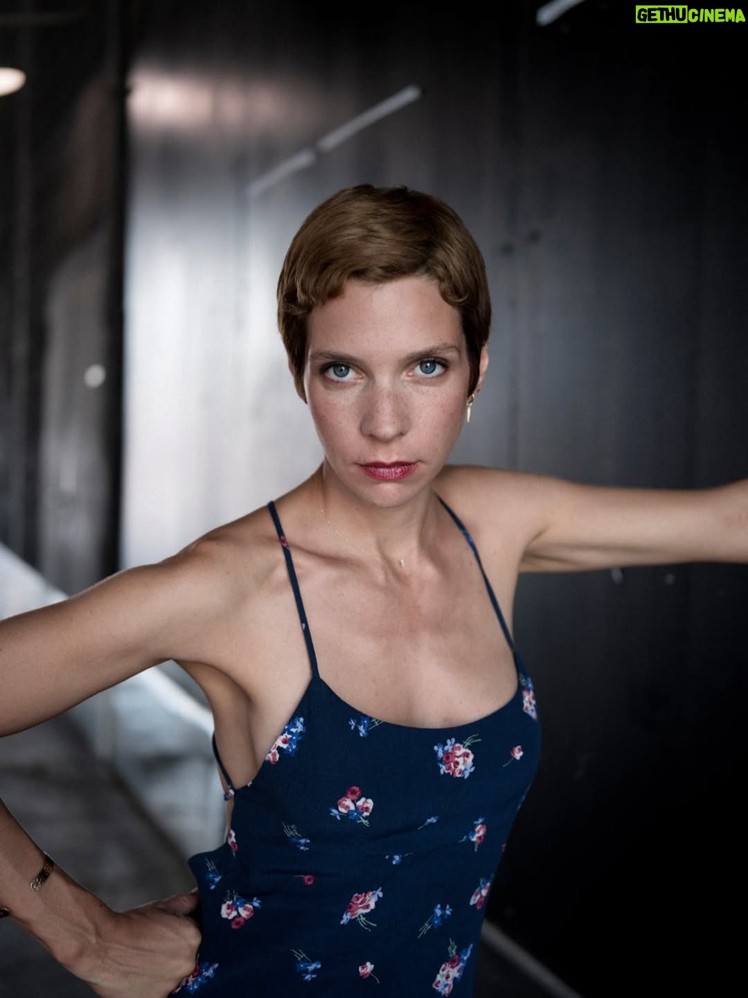 Marie Hennerez - 10.9K Likes - Ça suffit les chichis. 

J’attendais la diffusion pour dévoiler enfin le grand changement, en lien, bien sûr avec la rémission de Léa mais qui a résonné aussi fortement en moi, comme une nécessité de couper avec ce qui n’a plus sa place dans ma vie. 
Place à l’essentiel. 

Photo @sebastienbonnabel