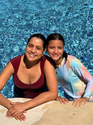 Mariela Celis Instagram - Con la sobrina echándonos un chapuzón en la piscina ❤️ y el cielo de Caracas robando azules … ⭐️