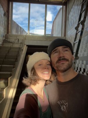Marilyn Lima Instagram - Avant toi, j’ai connu des histoires qui ressemblaient à des débuts de romans.
De l’amour, oui.. mais jamais vraiment l’apaisement.
Des chapitres qui ne s’écrivaient pas jusqu’au bout, des évidences qui n’en étaient pas.

Alors, je me tournais vers ma grand-mère.
Je lui demandais de me raconter, encore, l’amour qu’elle avait vécu avec mon grand-père.
Cet amour qui traverse le temps, qui ne s’effrite pas, qui continue d’exister même quand l’un s’en va.
Elle, veuve à 50 ans, fidèle à un seul cœur toute sa vie.
C’est leur histoire qui me chuchotait que le vrai amour existe.
Que je finirais par la trouver.

Et puis il y a eu toi.
Toi, avec ta manière d’être simple.
Ta façon de rendre chaque chose plus légère.
Ton regard qui dit “je suis là” sans jamais avoir besoin de parler.

Avec toi, l’amour n’est pas une bataille.
C’est un souffle.
Un espace sûr.

Avec toi, j’ai compris que le plus beau des amours,
ce n’est pas celui qui bouleverse…
c’est celui qui apaise.
Celui qui reste.

Et je crois que ma belle histoire, la vraie,
je suis en train de l’écrire avec toi. 🤍