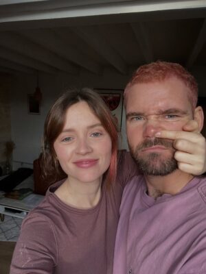 Marilyn Lima Instagram - Avant toi, j’ai connu des histoires qui ressemblaient à des débuts de romans.
De l’amour, oui.. mais jamais vraiment l’apaisement.
Des chapitres qui ne s’écrivaient pas jusqu’au bout, des évidences qui n’en étaient pas.

Alors, je me tournais vers ma grand-mère.
Je lui demandais de me raconter, encore, l’amour qu’elle avait vécu avec mon grand-père.
Cet amour qui traverse le temps, qui ne s’effrite pas, qui continue d’exister même quand l’un s’en va.
Elle, veuve à 50 ans, fidèle à un seul cœur toute sa vie.
C’est leur histoire qui me chuchotait que le vrai amour existe.
Que je finirais par la trouver.

Et puis il y a eu toi.
Toi, avec ta manière d’être simple.
Ta façon de rendre chaque chose plus légère.
Ton regard qui dit “je suis là” sans jamais avoir besoin de parler.

Avec toi, l’amour n’est pas une bataille.
C’est un souffle.
Un espace sûr.

Avec toi, j’ai compris que le plus beau des amours,
ce n’est pas celui qui bouleverse…
c’est celui qui apaise.
Celui qui reste.

Et je crois que ma belle histoire, la vraie,
je suis en train de l’écrire avec toi. 🤍