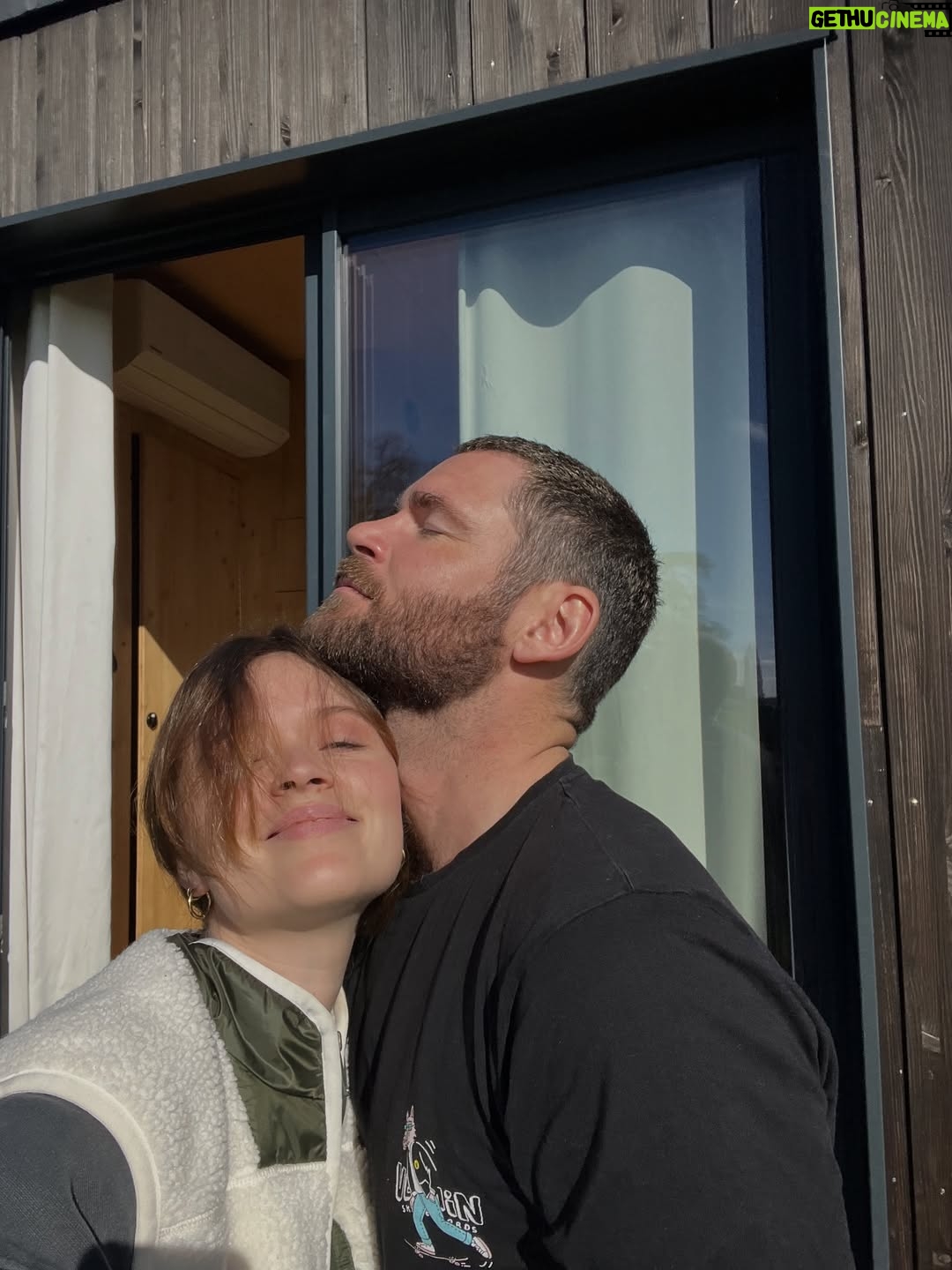Marilyn Lima - 10.9K Likes - Avant toi, j’ai connu des histoires qui ressemblaient à des débuts de romans.
De l’amour, oui.. mais jamais vraiment l’apaisement.
Des chapitres qui ne s’écrivaient pas jusqu’au bout, des évidences qui n’en étaient pas.

Alors, je me tournais vers ma grand-mère.
Je lui demandais de me raconter, encore, l’amour qu’elle avait vécu avec mon grand-père.
Cet amour qui traverse le temps, qui ne s’effrite pas, qui continue d’exister même quand l’un s’en va.
Elle, veuve à 50 ans, fidèle à un seul cœur toute sa vie.
C’est leur histoire qui me chuchotait que le vrai amour existe.
Que je finirais par la trouver.

Et puis il y a eu toi.
Toi, avec ta manière d’être simple.
Ta façon de rendre chaque chose plus légère.
Ton regard qui dit “je suis là” sans jamais avoir besoin de parler.

Avec toi, l’amour n’est pas une bataille.
C’est un souffle.
Un espace sûr.

Avec toi, j’ai compris que le plus beau des amours,
ce n’est pas celui qui bouleverse…
c’est celui qui apaise.
Celui qui reste.

Et je crois que ma belle histoire, la vraie,
je suis en train de l’écrire avec toi. 🤍