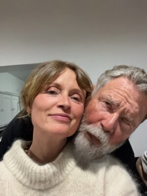 Marilyn Lima Instagram - Avant toi, j’ai connu des histoires qui ressemblaient à des débuts de romans.
De l’amour, oui.. mais jamais vraiment l’apaisement.
Des chapitres qui ne s’écrivaient pas jusqu’au bout, des évidences qui n’en étaient pas.

Alors, je me tournais vers ma grand-mère.
Je lui demandais de me raconter, encore, l’amour qu’elle avait vécu avec mon grand-père.
Cet amour qui traverse le temps, qui ne s’effrite pas, qui continue d’exister même quand l’un s’en va.
Elle, veuve à 50 ans, fidèle à un seul cœur toute sa vie.
C’est leur histoire qui me chuchotait que le vrai amour existe.
Que je finirais par la trouver.

Et puis il y a eu toi.
Toi, avec ta manière d’être simple.
Ta façon de rendre chaque chose plus légère.
Ton regard qui dit “je suis là” sans jamais avoir besoin de parler.

Avec toi, l’amour n’est pas une bataille.
C’est un souffle.
Un espace sûr.

Avec toi, j’ai compris que le plus beau des amours,
ce n’est pas celui qui bouleverse…
c’est celui qui apaise.
Celui qui reste.

Et je crois que ma belle histoire, la vraie,
je suis en train de l’écrire avec toi. 🤍