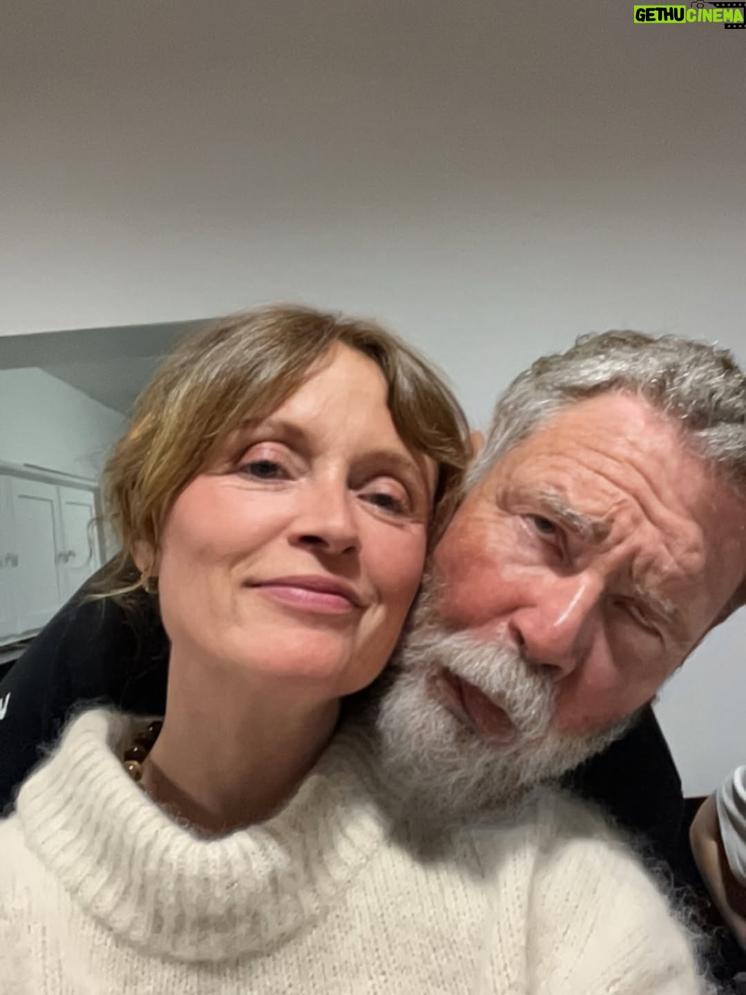 Marilyn Lima - 10.9K Likes - Avant toi, j’ai connu des histoires qui ressemblaient à des débuts de romans.
De l’amour, oui.. mais jamais vraiment l’apaisement.
Des chapitres qui ne s’écrivaient pas jusqu’au bout, des évidences qui n’en étaient pas.

Alors, je me tournais vers ma grand-mère.
Je lui demandais de me raconter, encore, l’amour qu’elle avait vécu avec mon grand-père.
Cet amour qui traverse le temps, qui ne s’effrite pas, qui continue d’exister même quand l’un s’en va.
Elle, veuve à 50 ans, fidèle à un seul cœur toute sa vie.
C’est leur histoire qui me chuchotait que le vrai amour existe.
Que je finirais par la trouver.

Et puis il y a eu toi.
Toi, avec ta manière d’être simple.
Ta façon de rendre chaque chose plus légère.
Ton regard qui dit “je suis là” sans jamais avoir besoin de parler.

Avec toi, l’amour n’est pas une bataille.
C’est un souffle.
Un espace sûr.

Avec toi, j’ai compris que le plus beau des amours,
ce n’est pas celui qui bouleverse…
c’est celui qui apaise.
Celui qui reste.

Et je crois que ma belle histoire, la vraie,
je suis en train de l’écrire avec toi. 🤍