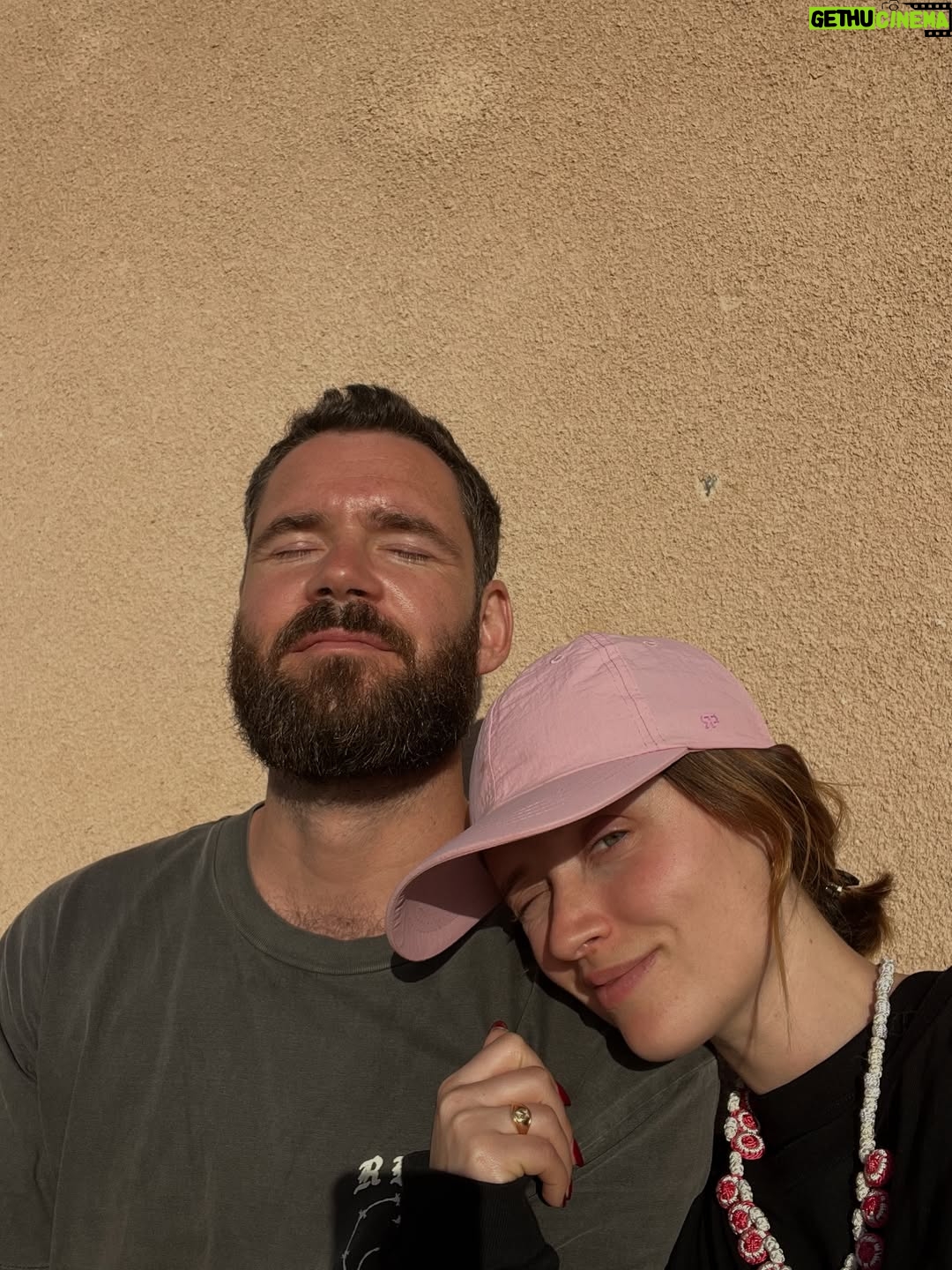Marilyn Lima - 10.9K Likes - Avant toi, j’ai connu des histoires qui ressemblaient à des débuts de romans.
De l’amour, oui.. mais jamais vraiment l’apaisement.
Des chapitres qui ne s’écrivaient pas jusqu’au bout, des évidences qui n’en étaient pas.

Alors, je me tournais vers ma grand-mère.
Je lui demandais de me raconter, encore, l’amour qu’elle avait vécu avec mon grand-père.
Cet amour qui traverse le temps, qui ne s’effrite pas, qui continue d’exister même quand l’un s’en va.
Elle, veuve à 50 ans, fidèle à un seul cœur toute sa vie.
C’est leur histoire qui me chuchotait que le vrai amour existe.
Que je finirais par la trouver.

Et puis il y a eu toi.
Toi, avec ta manière d’être simple.
Ta façon de rendre chaque chose plus légère.
Ton regard qui dit “je suis là” sans jamais avoir besoin de parler.

Avec toi, l’amour n’est pas une bataille.
C’est un souffle.
Un espace sûr.

Avec toi, j’ai compris que le plus beau des amours,
ce n’est pas celui qui bouleverse…
c’est celui qui apaise.
Celui qui reste.

Et je crois que ma belle histoire, la vraie,
je suis en train de l’écrire avec toi. 🤍