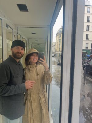 Marilyn Lima Instagram - Avant toi, j’ai connu des histoires qui ressemblaient à des débuts de romans.
De l’amour, oui.. mais jamais vraiment l’apaisement.
Des chapitres qui ne s’écrivaient pas jusqu’au bout, des évidences qui n’en étaient pas.

Alors, je me tournais vers ma grand-mère.
Je lui demandais de me raconter, encore, l’amour qu’elle avait vécu avec mon grand-père.
Cet amour qui traverse le temps, qui ne s’effrite pas, qui continue d’exister même quand l’un s’en va.
Elle, veuve à 50 ans, fidèle à un seul cœur toute sa vie.
C’est leur histoire qui me chuchotait que le vrai amour existe.
Que je finirais par la trouver.

Et puis il y a eu toi.
Toi, avec ta manière d’être simple.
Ta façon de rendre chaque chose plus légère.
Ton regard qui dit “je suis là” sans jamais avoir besoin de parler.

Avec toi, l’amour n’est pas une bataille.
C’est un souffle.
Un espace sûr.

Avec toi, j’ai compris que le plus beau des amours,
ce n’est pas celui qui bouleverse…
c’est celui qui apaise.
Celui qui reste.

Et je crois que ma belle histoire, la vraie,
je suis en train de l’écrire avec toi. 🤍