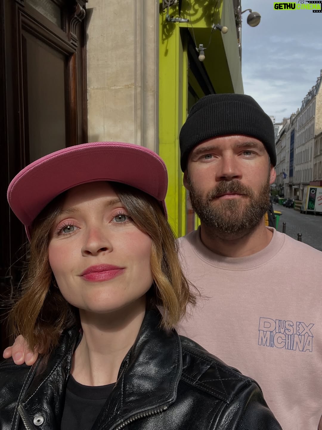 Marilyn Lima - 10.9K Likes - Avant toi, j’ai connu des histoires qui ressemblaient à des débuts de romans.
De l’amour, oui.. mais jamais vraiment l’apaisement.
Des chapitres qui ne s’écrivaient pas jusqu’au bout, des évidences qui n’en étaient pas.

Alors, je me tournais vers ma grand-mère.
Je lui demandais de me raconter, encore, l’amour qu’elle avait vécu avec mon grand-père.
Cet amour qui traverse le temps, qui ne s’effrite pas, qui continue d’exister même quand l’un s’en va.
Elle, veuve à 50 ans, fidèle à un seul cœur toute sa vie.
C’est leur histoire qui me chuchotait que le vrai amour existe.
Que je finirais par la trouver.

Et puis il y a eu toi.
Toi, avec ta manière d’être simple.
Ta façon de rendre chaque chose plus légère.
Ton regard qui dit “je suis là” sans jamais avoir besoin de parler.

Avec toi, l’amour n’est pas une bataille.
C’est un souffle.
Un espace sûr.

Avec toi, j’ai compris que le plus beau des amours,
ce n’est pas celui qui bouleverse…
c’est celui qui apaise.
Celui qui reste.

Et je crois que ma belle histoire, la vraie,
je suis en train de l’écrire avec toi. 🤍