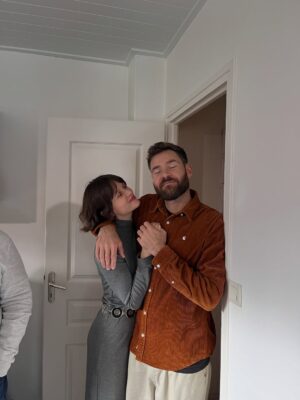Marilyn Lima Instagram - Avant toi, j’ai connu des histoires qui ressemblaient à des débuts de romans.
De l’amour, oui.. mais jamais vraiment l’apaisement.
Des chapitres qui ne s’écrivaient pas jusqu’au bout, des évidences qui n’en étaient pas.

Alors, je me tournais vers ma grand-mère.
Je lui demandais de me raconter, encore, l’amour qu’elle avait vécu avec mon grand-père.
Cet amour qui traverse le temps, qui ne s’effrite pas, qui continue d’exister même quand l’un s’en va.
Elle, veuve à 50 ans, fidèle à un seul cœur toute sa vie.
C’est leur histoire qui me chuchotait que le vrai amour existe.
Que je finirais par la trouver.

Et puis il y a eu toi.
Toi, avec ta manière d’être simple.
Ta façon de rendre chaque chose plus légère.
Ton regard qui dit “je suis là” sans jamais avoir besoin de parler.

Avec toi, l’amour n’est pas une bataille.
C’est un souffle.
Un espace sûr.

Avec toi, j’ai compris que le plus beau des amours,
ce n’est pas celui qui bouleverse…
c’est celui qui apaise.
Celui qui reste.

Et je crois que ma belle histoire, la vraie,
je suis en train de l’écrire avec toi. 🤍