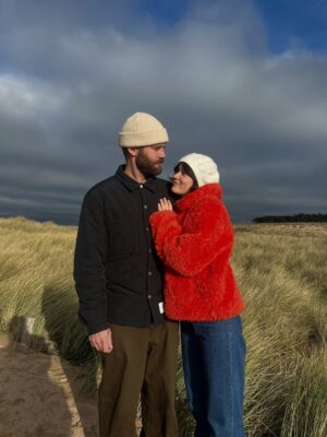 Marilyn Lima Instagram - Avant toi, j’ai connu des histoires qui ressemblaient à des débuts de romans.
De l’amour, oui.. mais jamais vraiment l’apaisement.
Des chapitres qui ne s’écrivaient pas jusqu’au bout, des évidences qui n’en étaient pas.

Alors, je me tournais vers ma grand-mère.
Je lui demandais de me raconter, encore, l’amour qu’elle avait vécu avec mon grand-père.
Cet amour qui traverse le temps, qui ne s’effrite pas, qui continue d’exister même quand l’un s’en va.
Elle, veuve à 50 ans, fidèle à un seul cœur toute sa vie.
C’est leur histoire qui me chuchotait que le vrai amour existe.
Que je finirais par la trouver.

Et puis il y a eu toi.
Toi, avec ta manière d’être simple.
Ta façon de rendre chaque chose plus légère.
Ton regard qui dit “je suis là” sans jamais avoir besoin de parler.

Avec toi, l’amour n’est pas une bataille.
C’est un souffle.
Un espace sûr.

Avec toi, j’ai compris que le plus beau des amours,
ce n’est pas celui qui bouleverse…
c’est celui qui apaise.
Celui qui reste.

Et je crois que ma belle histoire, la vraie,
je suis en train de l’écrire avec toi. 🤍