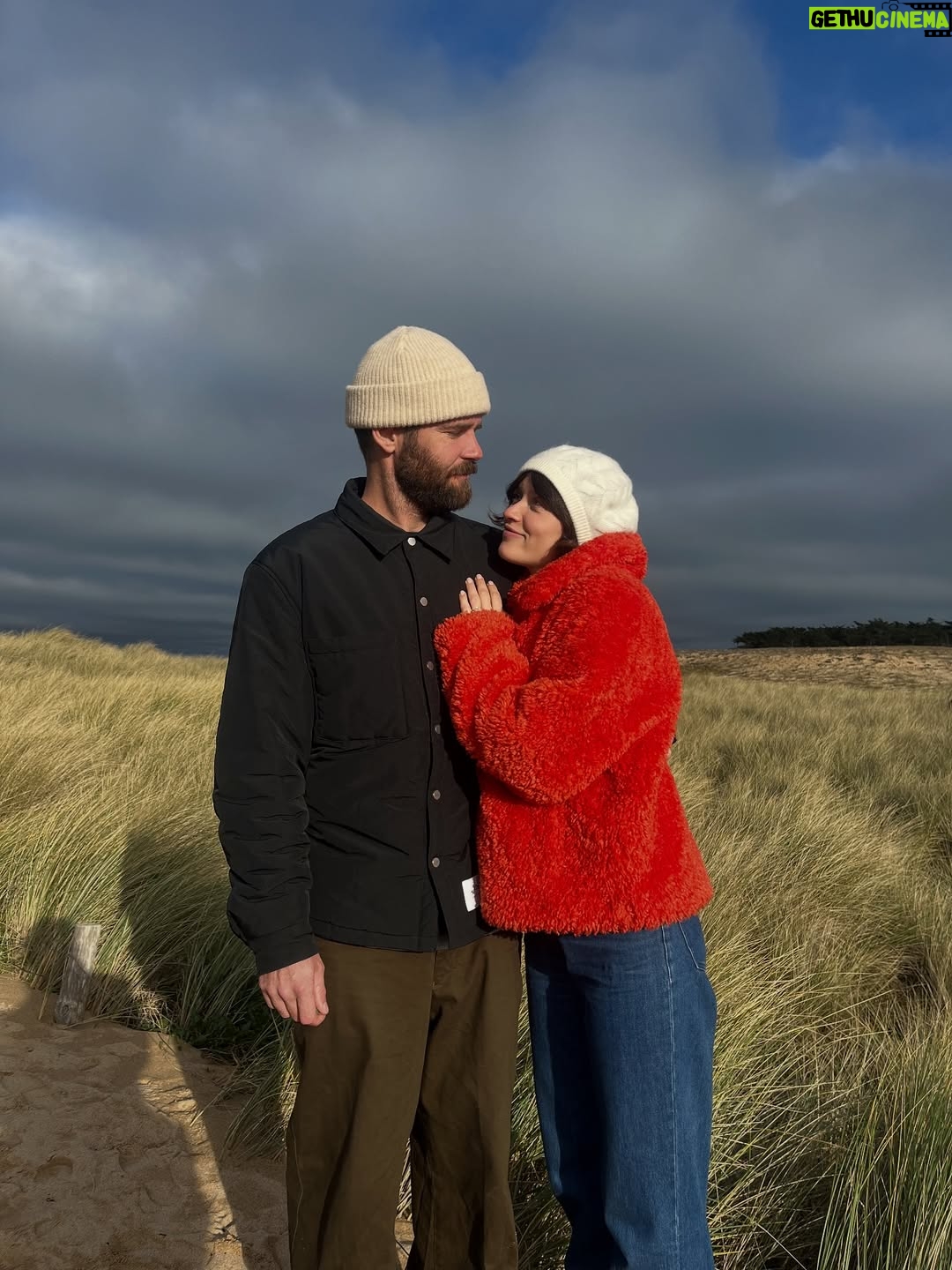 Marilyn Lima - 10.9K Likes - Avant toi, j’ai connu des histoires qui ressemblaient à des débuts de romans.
De l’amour, oui.. mais jamais vraiment l’apaisement.
Des chapitres qui ne s’écrivaient pas jusqu’au bout, des évidences qui n’en étaient pas.

Alors, je me tournais vers ma grand-mère.
Je lui demandais de me raconter, encore, l’amour qu’elle avait vécu avec mon grand-père.
Cet amour qui traverse le temps, qui ne s’effrite pas, qui continue d’exister même quand l’un s’en va.
Elle, veuve à 50 ans, fidèle à un seul cœur toute sa vie.
C’est leur histoire qui me chuchotait que le vrai amour existe.
Que je finirais par la trouver.

Et puis il y a eu toi.
Toi, avec ta manière d’être simple.
Ta façon de rendre chaque chose plus légère.
Ton regard qui dit “je suis là” sans jamais avoir besoin de parler.

Avec toi, l’amour n’est pas une bataille.
C’est un souffle.
Un espace sûr.

Avec toi, j’ai compris que le plus beau des amours,
ce n’est pas celui qui bouleverse…
c’est celui qui apaise.
Celui qui reste.

Et je crois que ma belle histoire, la vraie,
je suis en train de l’écrire avec toi. 🤍
