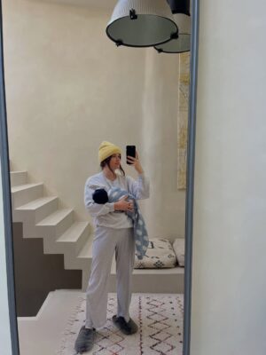 Marilyn Lima Instagram - On voit les ventres qui s’arrondissent, les sourires, la lumière…
Mais on voit moins les jambes lourdes, la rétention d’eau, les gencives qui saignent,
et toutes ces choses qui changent un corps, un quotidien, une femme.

Pendant neuf mois, j’ai entendu :
« Oh mais t’as rien pris ! »
Comme si prendre 21 kilos n’existait pas tant que ça ne se voyait pas assez aux yeux des autres.
Comme si mon corps, qui travaillait jour et nuit, pouvait se résumer à un simple “ça ne se voit pas”.

Et ce qui m’a le plus frappée, c’est cette injustice-là :
à moi, on commentait mon physique,
à lui, on disait : « Tu vas être un super papa ».
Pourquoi lui avait droit à des phrases sur ses capacités
et moi seulement à des remarques sur mon apparence ?
Comme si mon rôle, ma valeur, se mesuraient sur ma silhouette,
et les siennes sur son potentiel.

La vérité, c’est que chaque jour, j’ai changé.
J’ai gonflé, j’ai douté, j’ai fais confiance à un corps que je ne reconnaissais plus.
Et il m’a menée jusqu’à la rencontre la plus bouleversante de ma vie.

C’est un hommage à mon corps, à sa force, à sa résilience.
À la femme que j’étais, à celle que je suis devenue.
Et à toutes celles qu’on réduit parfois à un ventre, une silhouette, un “t’as rien pris”,
alors qu’elles sont en train d’accomplir quelque chose d’immense. 🙌🏻