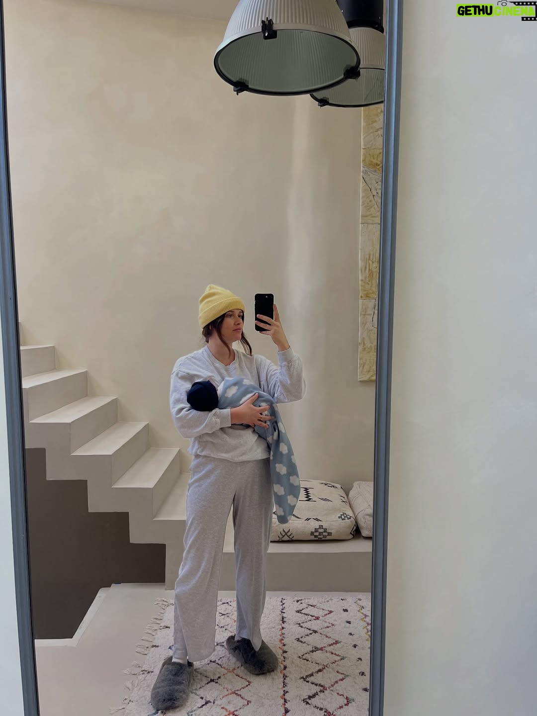 Marilyn Lima - 10.9K Likes - On voit les ventres qui s’arrondissent, les sourires, la lumière…
Mais on voit moins les jambes lourdes, la rétention d’eau, les gencives qui saignent,
et toutes ces choses qui changent un corps, un quotidien, une femme.

Pendant neuf mois, j’ai entendu :
« Oh mais t’as rien pris ! »
Comme si prendre 21 kilos n’existait pas tant que ça ne se voyait pas assez aux yeux des autres.
Comme si mon corps, qui travaillait jour et nuit, pouvait se résumer à un simple “ça ne se voit pas”.

Et ce qui m’a le plus frappée, c’est cette injustice-là :
à moi, on commentait mon physique,
à lui, on disait : « Tu vas être un super papa ».
Pourquoi lui avait droit à des phrases sur ses capacités
et moi seulement à des remarques sur mon apparence ?
Comme si mon rôle, ma valeur, se mesuraient sur ma silhouette,
et les siennes sur son potentiel.

La vérité, c’est que chaque jour, j’ai changé.
J’ai gonflé, j’ai douté, j’ai fais confiance à un corps que je ne reconnaissais plus.
Et il m’a menée jusqu’à la rencontre la plus bouleversante de ma vie.

C’est un hommage à mon corps, à sa force, à sa résilience.
À la femme que j’étais, à celle que je suis devenue.
Et à toutes celles qu’on réduit parfois à un ventre, une silhouette, un “t’as rien pris”,
alors qu’elles sont en train d’accomplir quelque chose d’immense. 🙌🏻