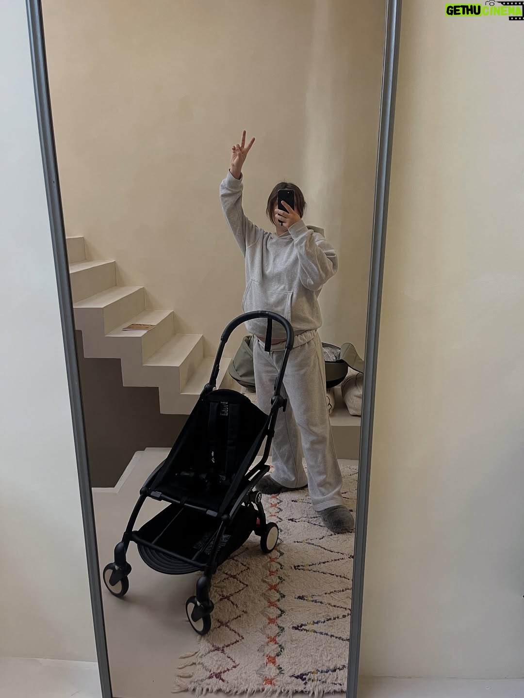 Marilyn Lima - 10.9K Likes - On voit les ventres qui s’arrondissent, les sourires, la lumière…
Mais on voit moins les jambes lourdes, la rétention d’eau, les gencives qui saignent,
et toutes ces choses qui changent un corps, un quotidien, une femme.

Pendant neuf mois, j’ai entendu :
« Oh mais t’as rien pris ! »
Comme si prendre 21 kilos n’existait pas tant que ça ne se voyait pas assez aux yeux des autres.
Comme si mon corps, qui travaillait jour et nuit, pouvait se résumer à un simple “ça ne se voit pas”.

Et ce qui m’a le plus frappée, c’est cette injustice-là :
à moi, on commentait mon physique,
à lui, on disait : « Tu vas être un super papa ».
Pourquoi lui avait droit à des phrases sur ses capacités
et moi seulement à des remarques sur mon apparence ?
Comme si mon rôle, ma valeur, se mesuraient sur ma silhouette,
et les siennes sur son potentiel.

La vérité, c’est que chaque jour, j’ai changé.
J’ai gonflé, j’ai douté, j’ai fais confiance à un corps que je ne reconnaissais plus.
Et il m’a menée jusqu’à la rencontre la plus bouleversante de ma vie.

C’est un hommage à mon corps, à sa force, à sa résilience.
À la femme que j’étais, à celle que je suis devenue.
Et à toutes celles qu’on réduit parfois à un ventre, une silhouette, un “t’as rien pris”,
alors qu’elles sont en train d’accomplir quelque chose d’immense. 🙌🏻