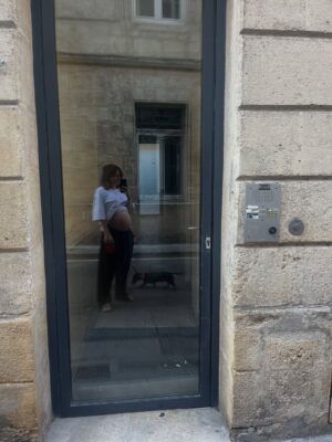 Marilyn Lima Instagram - On voit les ventres qui s’arrondissent, les sourires, la lumière…
Mais on voit moins les jambes lourdes, la rétention d’eau, les gencives qui saignent,
et toutes ces choses qui changent un corps, un quotidien, une femme.

Pendant neuf mois, j’ai entendu :
« Oh mais t’as rien pris ! »
Comme si prendre 21 kilos n’existait pas tant que ça ne se voyait pas assez aux yeux des autres.
Comme si mon corps, qui travaillait jour et nuit, pouvait se résumer à un simple “ça ne se voit pas”.

Et ce qui m’a le plus frappée, c’est cette injustice-là :
à moi, on commentait mon physique,
à lui, on disait : « Tu vas être un super papa ».
Pourquoi lui avait droit à des phrases sur ses capacités
et moi seulement à des remarques sur mon apparence ?
Comme si mon rôle, ma valeur, se mesuraient sur ma silhouette,
et les siennes sur son potentiel.

La vérité, c’est que chaque jour, j’ai changé.
J’ai gonflé, j’ai douté, j’ai fais confiance à un corps que je ne reconnaissais plus.
Et il m’a menée jusqu’à la rencontre la plus bouleversante de ma vie.

C’est un hommage à mon corps, à sa force, à sa résilience.
À la femme que j’étais, à celle que je suis devenue.
Et à toutes celles qu’on réduit parfois à un ventre, une silhouette, un “t’as rien pris”,
alors qu’elles sont en train d’accomplir quelque chose d’immense. 🙌🏻