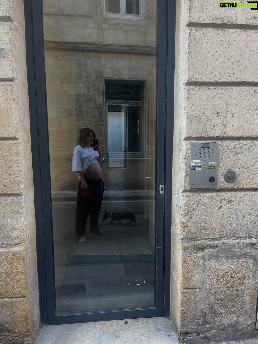 Marilyn Lima - 10.9K Likes - On voit les ventres qui s’arrondissent, les sourires, la lumière…
Mais on voit moins les jambes lourdes, la rétention d’eau, les gencives qui saignent,
et toutes ces choses qui changent un corps, un quotidien, une femme.

Pendant neuf mois, j’ai entendu :
« Oh mais t’as rien pris ! »
Comme si prendre 21 kilos n’existait pas tant que ça ne se voyait pas assez aux yeux des autres.
Comme si mon corps, qui travaillait jour et nuit, pouvait se résumer à un simple “ça ne se voit pas”.

Et ce qui m’a le plus frappée, c’est cette injustice-là :
à moi, on commentait mon physique,
à lui, on disait : « Tu vas être un super papa ».
Pourquoi lui avait droit à des phrases sur ses capacités
et moi seulement à des remarques sur mon apparence ?
Comme si mon rôle, ma valeur, se mesuraient sur ma silhouette,
et les siennes sur son potentiel.

La vérité, c’est que chaque jour, j’ai changé.
J’ai gonflé, j’ai douté, j’ai fais confiance à un corps que je ne reconnaissais plus.
Et il m’a menée jusqu’à la rencontre la plus bouleversante de ma vie.

C’est un hommage à mon corps, à sa force, à sa résilience.
À la femme que j’étais, à celle que je suis devenue.
Et à toutes celles qu’on réduit parfois à un ventre, une silhouette, un “t’as rien pris”,
alors qu’elles sont en train d’accomplir quelque chose d’immense. 🙌🏻