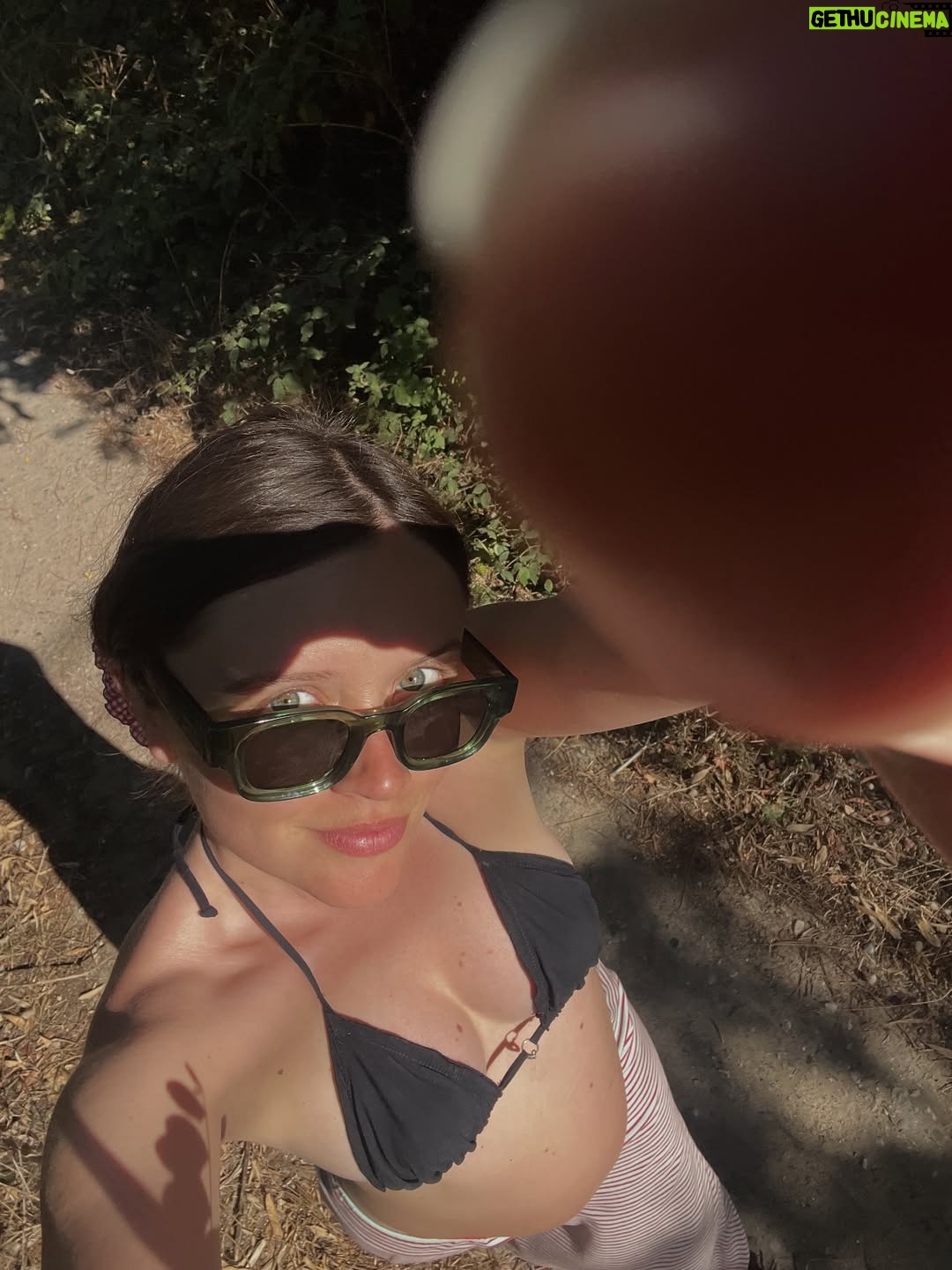 Marilyn Lima - 10.9K Likes - On voit les ventres qui s’arrondissent, les sourires, la lumière…
Mais on voit moins les jambes lourdes, la rétention d’eau, les gencives qui saignent,
et toutes ces choses qui changent un corps, un quotidien, une femme.

Pendant neuf mois, j’ai entendu :
« Oh mais t’as rien pris ! »
Comme si prendre 21 kilos n’existait pas tant que ça ne se voyait pas assez aux yeux des autres.
Comme si mon corps, qui travaillait jour et nuit, pouvait se résumer à un simple “ça ne se voit pas”.

Et ce qui m’a le plus frappée, c’est cette injustice-là :
à moi, on commentait mon physique,
à lui, on disait : « Tu vas être un super papa ».
Pourquoi lui avait droit à des phrases sur ses capacités
et moi seulement à des remarques sur mon apparence ?
Comme si mon rôle, ma valeur, se mesuraient sur ma silhouette,
et les siennes sur son potentiel.

La vérité, c’est que chaque jour, j’ai changé.
J’ai gonflé, j’ai douté, j’ai fais confiance à un corps que je ne reconnaissais plus.
Et il m’a menée jusqu’à la rencontre la plus bouleversante de ma vie.

C’est un hommage à mon corps, à sa force, à sa résilience.
À la femme que j’étais, à celle que je suis devenue.
Et à toutes celles qu’on réduit parfois à un ventre, une silhouette, un “t’as rien pris”,
alors qu’elles sont en train d’accomplir quelque chose d’immense. 🙌🏻