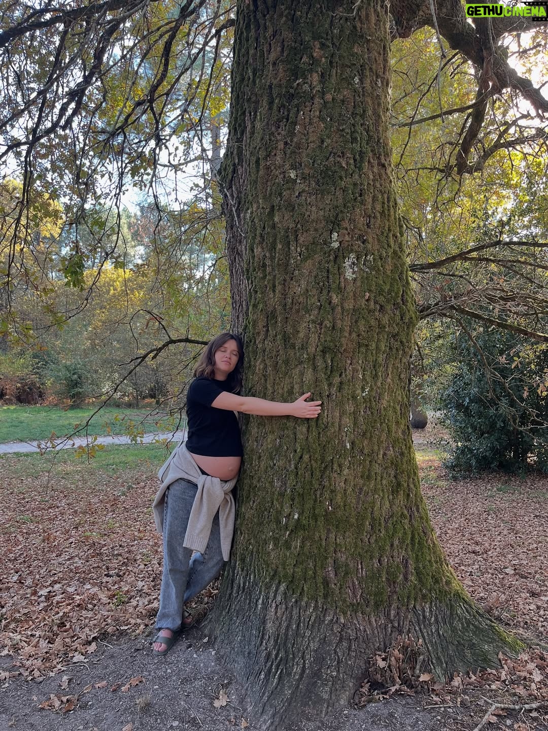 Marilyn Lima - 10.9K Likes - On voit les ventres qui s’arrondissent, les sourires, la lumière…
Mais on voit moins les jambes lourdes, la rétention d’eau, les gencives qui saignent,
et toutes ces choses qui changent un corps, un quotidien, une femme.

Pendant neuf mois, j’ai entendu :
« Oh mais t’as rien pris ! »
Comme si prendre 21 kilos n’existait pas tant que ça ne se voyait pas assez aux yeux des autres.
Comme si mon corps, qui travaillait jour et nuit, pouvait se résumer à un simple “ça ne se voit pas”.

Et ce qui m’a le plus frappée, c’est cette injustice-là :
à moi, on commentait mon physique,
à lui, on disait : « Tu vas être un super papa ».
Pourquoi lui avait droit à des phrases sur ses capacités
et moi seulement à des remarques sur mon apparence ?
Comme si mon rôle, ma valeur, se mesuraient sur ma silhouette,
et les siennes sur son potentiel.

La vérité, c’est que chaque jour, j’ai changé.
J’ai gonflé, j’ai douté, j’ai fais confiance à un corps que je ne reconnaissais plus.
Et il m’a menée jusqu’à la rencontre la plus bouleversante de ma vie.

C’est un hommage à mon corps, à sa force, à sa résilience.
À la femme que j’étais, à celle que je suis devenue.
Et à toutes celles qu’on réduit parfois à un ventre, une silhouette, un “t’as rien pris”,
alors qu’elles sont en train d’accomplir quelque chose d’immense. 🙌🏻