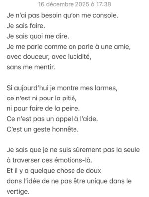 Marilyn Lima Instagram - 👊🏻🐣 POST PARTUM message du cœur : 

Parfois, j’ai l’impression d’être trop.
Trop exigeante avec moi-même.
Trop rigoureuse.
Trop attentive.
À trop vouloir bien faire pour lui.

Oui, je suis parfois ce petit soldat qui dit comment faire,
comment il faudrait faire.
Mais est-ce si mal de se renseigner ?
De vouloir le meilleur ?
D’être présente dès le premier pleur,
d’être attentive à chaque signal,
de prendre ce rôle à bras-le-corps,
avec le cœur grand ouvert ?

Si mon “mieux” à moi, c’est de lire, de comprendre,
de m’intéresser à ce qu’on a appris, découvert, étudié
sur les besoins d’un bébé,
si c’est ma façon d’aimer, alors soit.
Je veux comprendre pour mieux répondre,
observer pour mieux accompagner.

Oui, parfois je manque de délicatesse.
Mes phrases sont brutes, mes mots ressemblent à des ordres.
Mais c’est moi qui ai porté ce corps neuf pendant neuf mois.
C’est moi qui ai traversé les bouleversements,
les hormones, la fatigue, l’allaitement,
ce lien viscéral qui ne s’explique pas.
Alors non, parfois je n’ai plus l’énergie
de choisir les formes parfaites pour les autres.
Ma patience, aujourd’hui, elle est pour lui.

Peut-être que je parais dure.
Mais je m’en fiche.
Essayez juste de me comprendre.
Et si vous cherchez un coupable,
il n’y en a pas.
Il n’y a qu’une mère
qui fait de son mieux.

Pourquoi ce besoin si fort ?
Est-ce animal ?
Est-ce parce qu’il est ma chair ?
Parce que comprendre me rassure,
me donne l’illusion douce d’un peu de contrôle ?
Parce que j’ai envie pour lui
de tout ce que je n’ai pas toujours reçu ?
Parce que j’aime m’occuper de lui, profondément ?
Sans doute un mélange de tout ça.
Et puis, est-ce qu’on sait toujours
pourquoi on agit comme on agit ?

Et au fond…
Pourquoi devrais-je me justifier ?

Je n’ai pas envie de l’avis des autres.
J’ai toujours avancé seule.
Parfois ça a été dur,
parfois j’aurais aimé être guidée.
Mais aujourd’hui je sais :
c’est ma force.

Et désormais,
les regards, les jugements,
les opinions sur ma manière d’aimer,
je n’en veux pas.
Je fais comme je sais faire.
Je fais comme je peux.
Je fais avec tout ce que je suis.
Et pour lui,
c’est déjà immense.