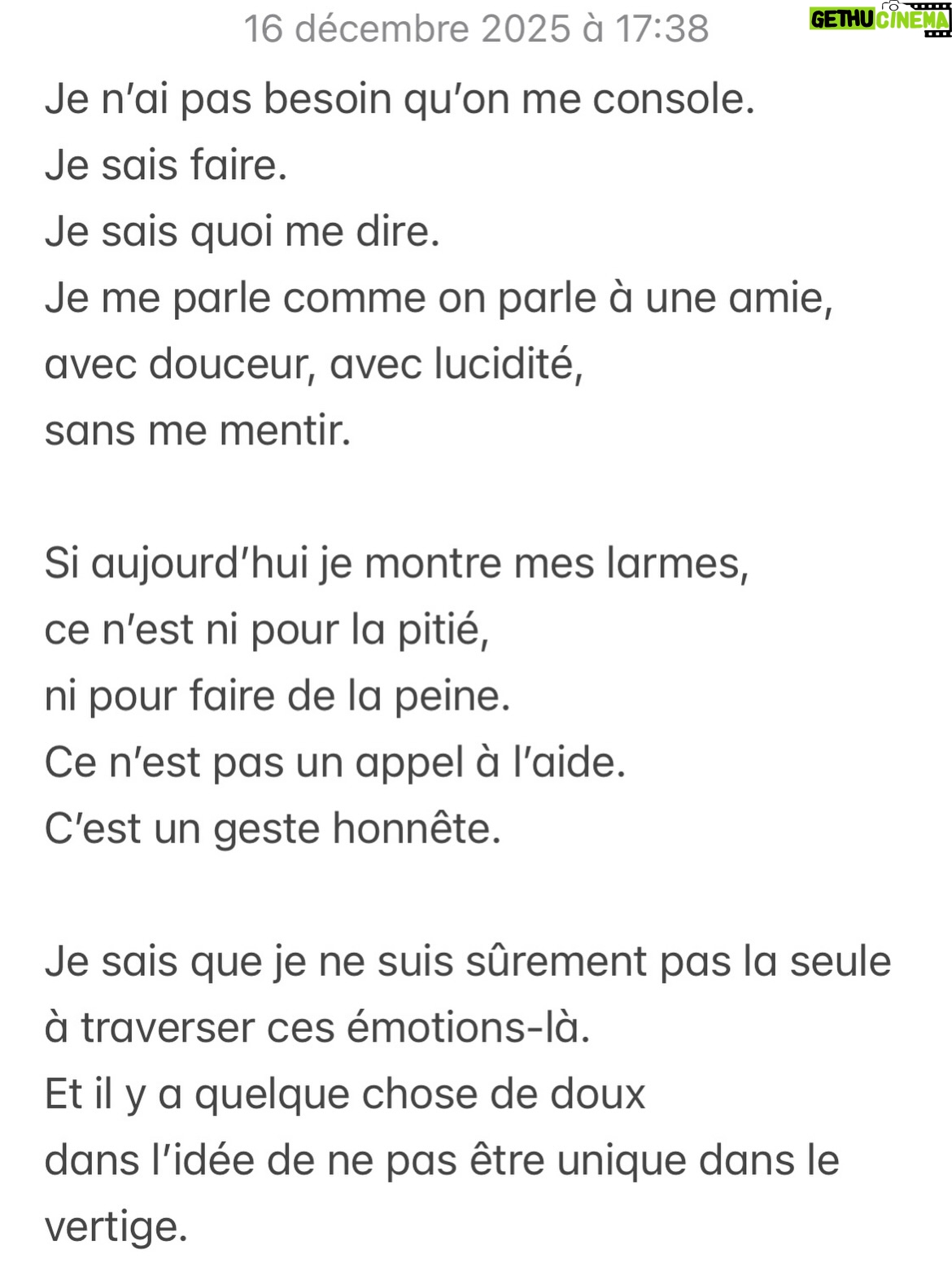 Marilyn Lima - 6.9K Likes - 👊🏻🐣 POST PARTUM message du cœur : 

Parfois, j’ai l’impression d’être trop.
Trop exigeante avec moi-même.
Trop rigoureuse.
Trop attentive.
À trop vouloir bien faire pour lui.

Oui, je suis parfois ce petit soldat qui dit comment faire,
comment il faudrait faire.
Mais est-ce si mal de se renseigner ?
De vouloir le meilleur ?
D’être présente dès le premier pleur,
d’être attentive à chaque signal,
de prendre ce rôle à bras-le-corps,
avec le cœur grand ouvert ?

Si mon “mieux” à moi, c’est de lire, de comprendre,
de m’intéresser à ce qu’on a appris, découvert, étudié
sur les besoins d’un bébé,
si c’est ma façon d’aimer, alors soit.
Je veux comprendre pour mieux répondre,
observer pour mieux accompagner.

Oui, parfois je manque de délicatesse.
Mes phrases sont brutes, mes mots ressemblent à des ordres.
Mais c’est moi qui ai porté ce corps neuf pendant neuf mois.
C’est moi qui ai traversé les bouleversements,
les hormones, la fatigue, l’allaitement,
ce lien viscéral qui ne s’explique pas.
Alors non, parfois je n’ai plus l’énergie
de choisir les formes parfaites pour les autres.
Ma patience, aujourd’hui, elle est pour lui.

Peut-être que je parais dure.
Mais je m’en fiche.
Essayez juste de me comprendre.
Et si vous cherchez un coupable,
il n’y en a pas.
Il n’y a qu’une mère
qui fait de son mieux.

Pourquoi ce besoin si fort ?
Est-ce animal ?
Est-ce parce qu’il est ma chair ?
Parce que comprendre me rassure,
me donne l’illusion douce d’un peu de contrôle ?
Parce que j’ai envie pour lui
de tout ce que je n’ai pas toujours reçu ?
Parce que j’aime m’occuper de lui, profondément ?
Sans doute un mélange de tout ça.
Et puis, est-ce qu’on sait toujours
pourquoi on agit comme on agit ?

Et au fond…
Pourquoi devrais-je me justifier ?

Je n’ai pas envie de l’avis des autres.
J’ai toujours avancé seule.
Parfois ça a été dur,
parfois j’aurais aimé être guidée.
Mais aujourd’hui je sais :
c’est ma force.

Et désormais,
les regards, les jugements,
les opinions sur ma manière d’aimer,
je n’en veux pas.
Je fais comme je sais faire.
Je fais comme je peux.
Je fais avec tout ce que je suis.
Et pour lui,
c’est déjà immense.
