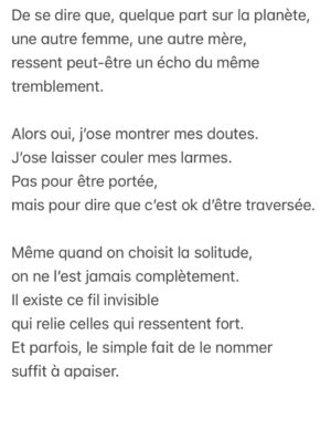 Marilyn Lima Instagram - 👊🏻🐣 POST PARTUM message du cœur : 

Parfois, j’ai l’impression d’être trop.
Trop exigeante avec moi-même.
Trop rigoureuse.
Trop attentive.
À trop vouloir bien faire pour lui.

Oui, je suis parfois ce petit soldat qui dit comment faire,
comment il faudrait faire.
Mais est-ce si mal de se renseigner ?
De vouloir le meilleur ?
D’être présente dès le premier pleur,
d’être attentive à chaque signal,
de prendre ce rôle à bras-le-corps,
avec le cœur grand ouvert ?

Si mon “mieux” à moi, c’est de lire, de comprendre,
de m’intéresser à ce qu’on a appris, découvert, étudié
sur les besoins d’un bébé,
si c’est ma façon d’aimer, alors soit.
Je veux comprendre pour mieux répondre,
observer pour mieux accompagner.

Oui, parfois je manque de délicatesse.
Mes phrases sont brutes, mes mots ressemblent à des ordres.
Mais c’est moi qui ai porté ce corps neuf pendant neuf mois.
C’est moi qui ai traversé les bouleversements,
les hormones, la fatigue, l’allaitement,
ce lien viscéral qui ne s’explique pas.
Alors non, parfois je n’ai plus l’énergie
de choisir les formes parfaites pour les autres.
Ma patience, aujourd’hui, elle est pour lui.

Peut-être que je parais dure.
Mais je m’en fiche.
Essayez juste de me comprendre.
Et si vous cherchez un coupable,
il n’y en a pas.
Il n’y a qu’une mère
qui fait de son mieux.

Pourquoi ce besoin si fort ?
Est-ce animal ?
Est-ce parce qu’il est ma chair ?
Parce que comprendre me rassure,
me donne l’illusion douce d’un peu de contrôle ?
Parce que j’ai envie pour lui
de tout ce que je n’ai pas toujours reçu ?
Parce que j’aime m’occuper de lui, profondément ?
Sans doute un mélange de tout ça.
Et puis, est-ce qu’on sait toujours
pourquoi on agit comme on agit ?

Et au fond…
Pourquoi devrais-je me justifier ?

Je n’ai pas envie de l’avis des autres.
J’ai toujours avancé seule.
Parfois ça a été dur,
parfois j’aurais aimé être guidée.
Mais aujourd’hui je sais :
c’est ma force.

Et désormais,
les regards, les jugements,
les opinions sur ma manière d’aimer,
je n’en veux pas.
Je fais comme je sais faire.
Je fais comme je peux.
Je fais avec tout ce que je suis.
Et pour lui,
c’est déjà immense.