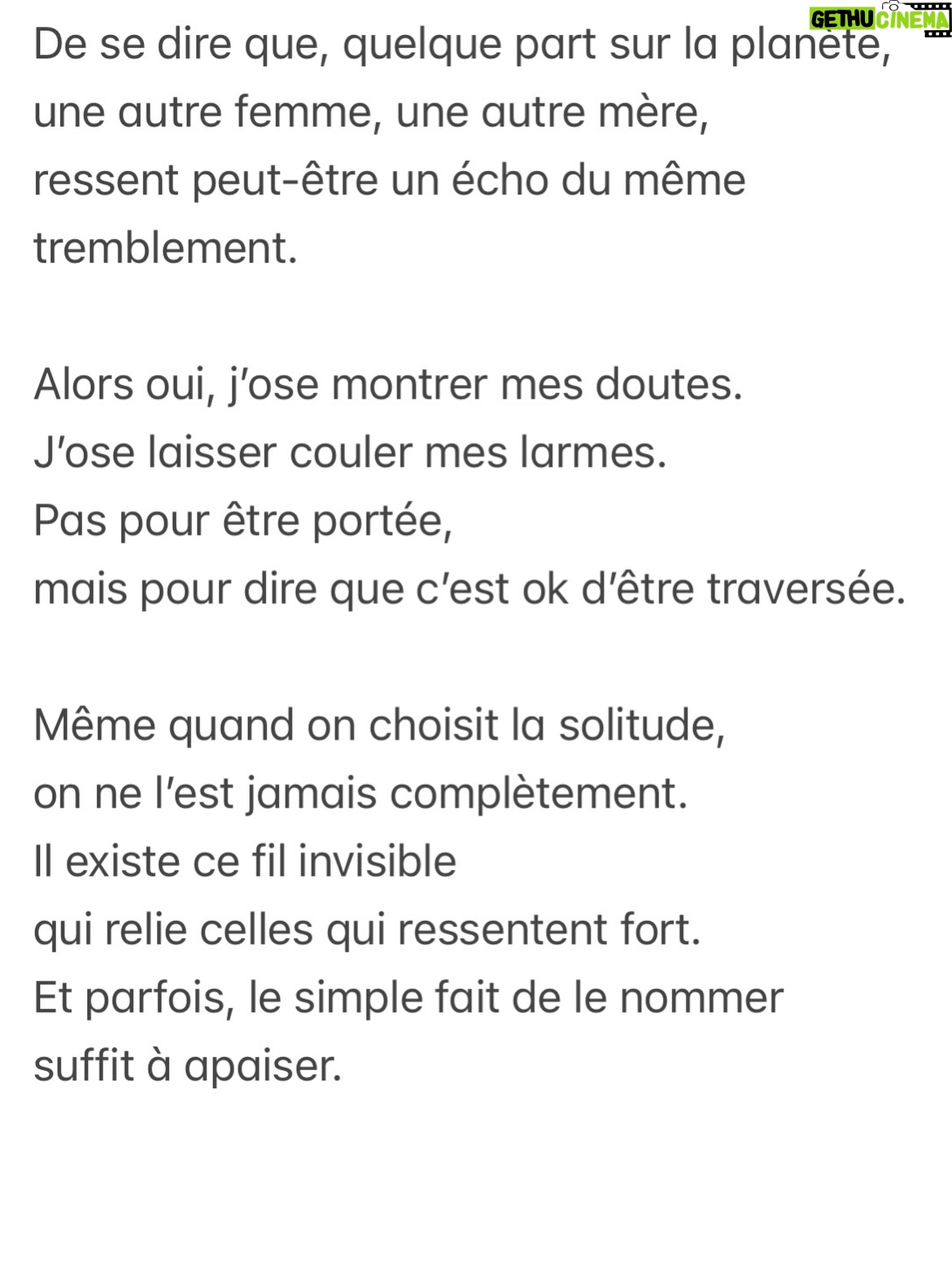 Marilyn Lima - 6.9K Likes - 👊🏻🐣 POST PARTUM message du cœur : 

Parfois, j’ai l’impression d’être trop.
Trop exigeante avec moi-même.
Trop rigoureuse.
Trop attentive.
À trop vouloir bien faire pour lui.

Oui, je suis parfois ce petit soldat qui dit comment faire,
comment il faudrait faire.
Mais est-ce si mal de se renseigner ?
De vouloir le meilleur ?
D’être présente dès le premier pleur,
d’être attentive à chaque signal,
de prendre ce rôle à bras-le-corps,
avec le cœur grand ouvert ?

Si mon “mieux” à moi, c’est de lire, de comprendre,
de m’intéresser à ce qu’on a appris, découvert, étudié
sur les besoins d’un bébé,
si c’est ma façon d’aimer, alors soit.
Je veux comprendre pour mieux répondre,
observer pour mieux accompagner.

Oui, parfois je manque de délicatesse.
Mes phrases sont brutes, mes mots ressemblent à des ordres.
Mais c’est moi qui ai porté ce corps neuf pendant neuf mois.
C’est moi qui ai traversé les bouleversements,
les hormones, la fatigue, l’allaitement,
ce lien viscéral qui ne s’explique pas.
Alors non, parfois je n’ai plus l’énergie
de choisir les formes parfaites pour les autres.
Ma patience, aujourd’hui, elle est pour lui.

Peut-être que je parais dure.
Mais je m’en fiche.
Essayez juste de me comprendre.
Et si vous cherchez un coupable,
il n’y en a pas.
Il n’y a qu’une mère
qui fait de son mieux.

Pourquoi ce besoin si fort ?
Est-ce animal ?
Est-ce parce qu’il est ma chair ?
Parce que comprendre me rassure,
me donne l’illusion douce d’un peu de contrôle ?
Parce que j’ai envie pour lui
de tout ce que je n’ai pas toujours reçu ?
Parce que j’aime m’occuper de lui, profondément ?
Sans doute un mélange de tout ça.
Et puis, est-ce qu’on sait toujours
pourquoi on agit comme on agit ?

Et au fond…
Pourquoi devrais-je me justifier ?

Je n’ai pas envie de l’avis des autres.
J’ai toujours avancé seule.
Parfois ça a été dur,
parfois j’aurais aimé être guidée.
Mais aujourd’hui je sais :
c’est ma force.

Et désormais,
les regards, les jugements,
les opinions sur ma manière d’aimer,
je n’en veux pas.
Je fais comme je sais faire.
Je fais comme je peux.
Je fais avec tout ce que je suis.
Et pour lui,
c’est déjà immense.