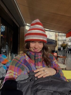 Marilyn Lima Instagram - 👊🏻🐣 POST PARTUM message du cœur : 

Parfois, j’ai l’impression d’être trop.
Trop exigeante avec moi-même.
Trop rigoureuse.
Trop attentive.
À trop vouloir bien faire pour lui.

Oui, je suis parfois ce petit soldat qui dit comment faire,
comment il faudrait faire.
Mais est-ce si mal de se renseigner ?
De vouloir le meilleur ?
D’être présente dès le premier pleur,
d’être attentive à chaque signal,
de prendre ce rôle à bras-le-corps,
avec le cœur grand ouvert ?

Si mon “mieux” à moi, c’est de lire, de comprendre,
de m’intéresser à ce qu’on a appris, découvert, étudié
sur les besoins d’un bébé,
si c’est ma façon d’aimer, alors soit.
Je veux comprendre pour mieux répondre,
observer pour mieux accompagner.

Oui, parfois je manque de délicatesse.
Mes phrases sont brutes, mes mots ressemblent à des ordres.
Mais c’est moi qui ai porté ce corps neuf pendant neuf mois.
C’est moi qui ai traversé les bouleversements,
les hormones, la fatigue, l’allaitement,
ce lien viscéral qui ne s’explique pas.
Alors non, parfois je n’ai plus l’énergie
de choisir les formes parfaites pour les autres.
Ma patience, aujourd’hui, elle est pour lui.

Peut-être que je parais dure.
Mais je m’en fiche.
Essayez juste de me comprendre.
Et si vous cherchez un coupable,
il n’y en a pas.
Il n’y a qu’une mère
qui fait de son mieux.

Pourquoi ce besoin si fort ?
Est-ce animal ?
Est-ce parce qu’il est ma chair ?
Parce que comprendre me rassure,
me donne l’illusion douce d’un peu de contrôle ?
Parce que j’ai envie pour lui
de tout ce que je n’ai pas toujours reçu ?
Parce que j’aime m’occuper de lui, profondément ?
Sans doute un mélange de tout ça.
Et puis, est-ce qu’on sait toujours
pourquoi on agit comme on agit ?

Et au fond…
Pourquoi devrais-je me justifier ?

Je n’ai pas envie de l’avis des autres.
J’ai toujours avancé seule.
Parfois ça a été dur,
parfois j’aurais aimé être guidée.
Mais aujourd’hui je sais :
c’est ma force.

Et désormais,
les regards, les jugements,
les opinions sur ma manière d’aimer,
je n’en veux pas.
Je fais comme je sais faire.
Je fais comme je peux.
Je fais avec tout ce que je suis.
Et pour lui,
c’est déjà immense.